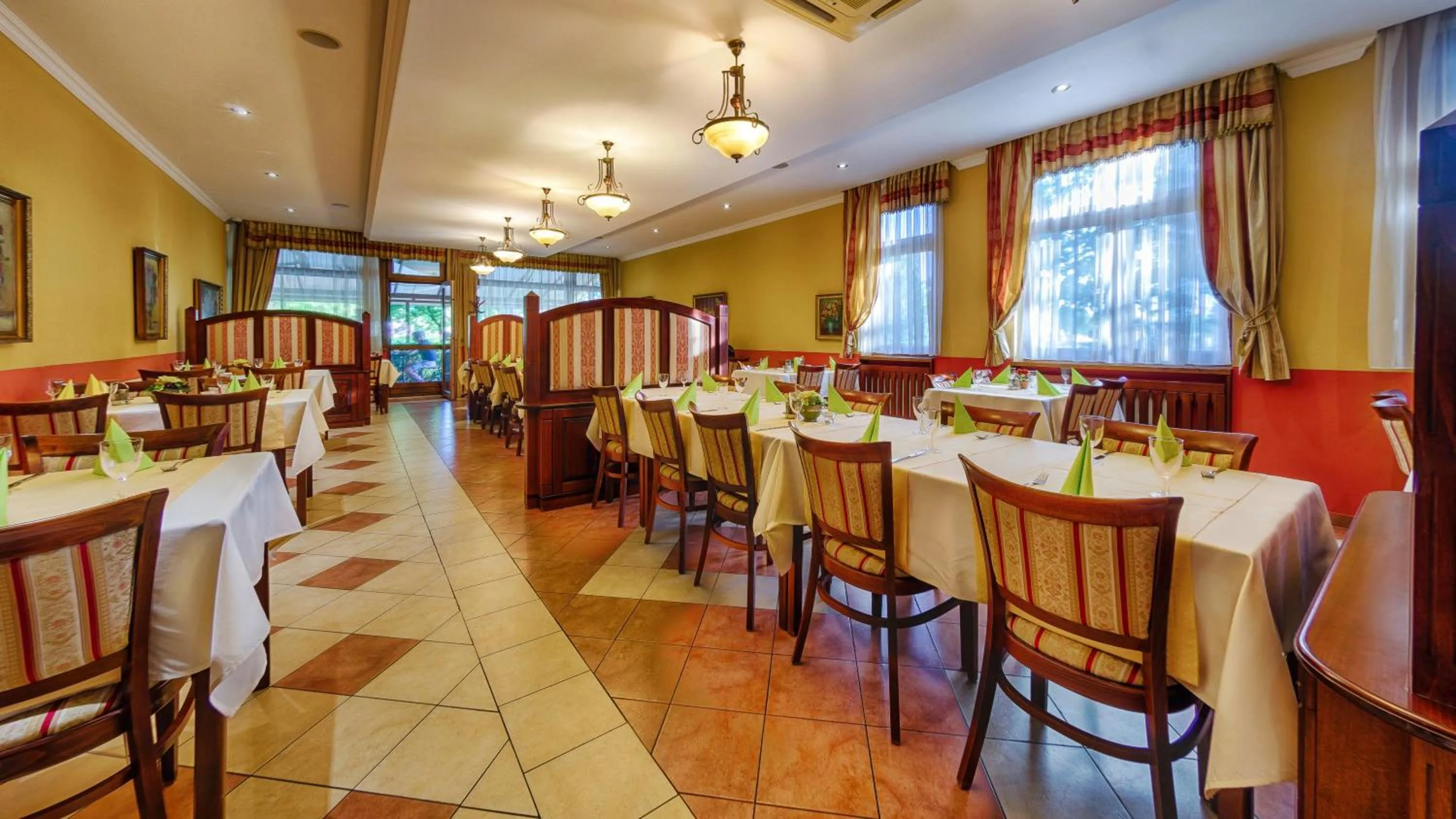 Restaurant/places to eat in Hotel Tevel