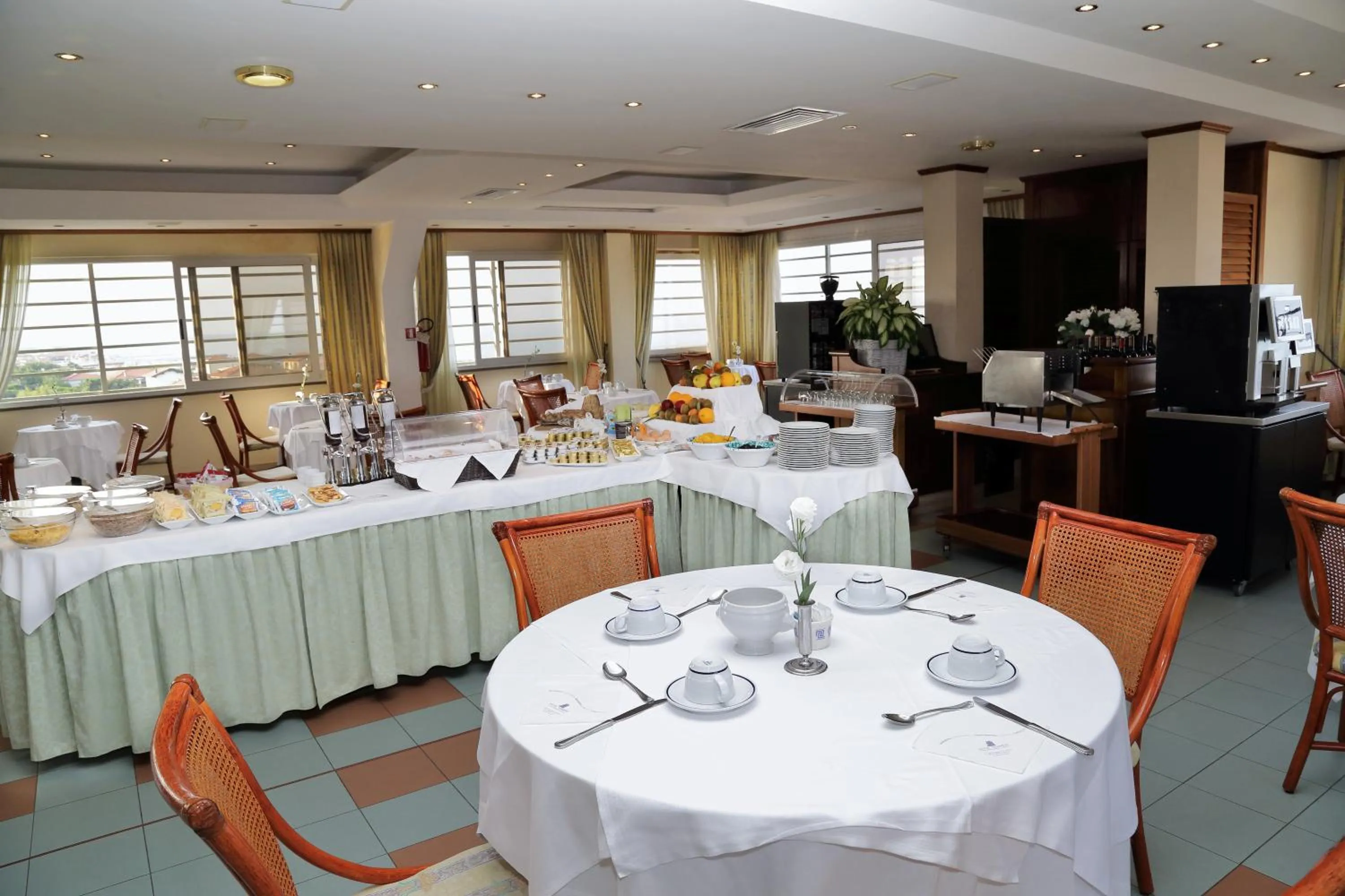 Restaurant/places to eat in Hotel Tornese - Rooftop Sea View