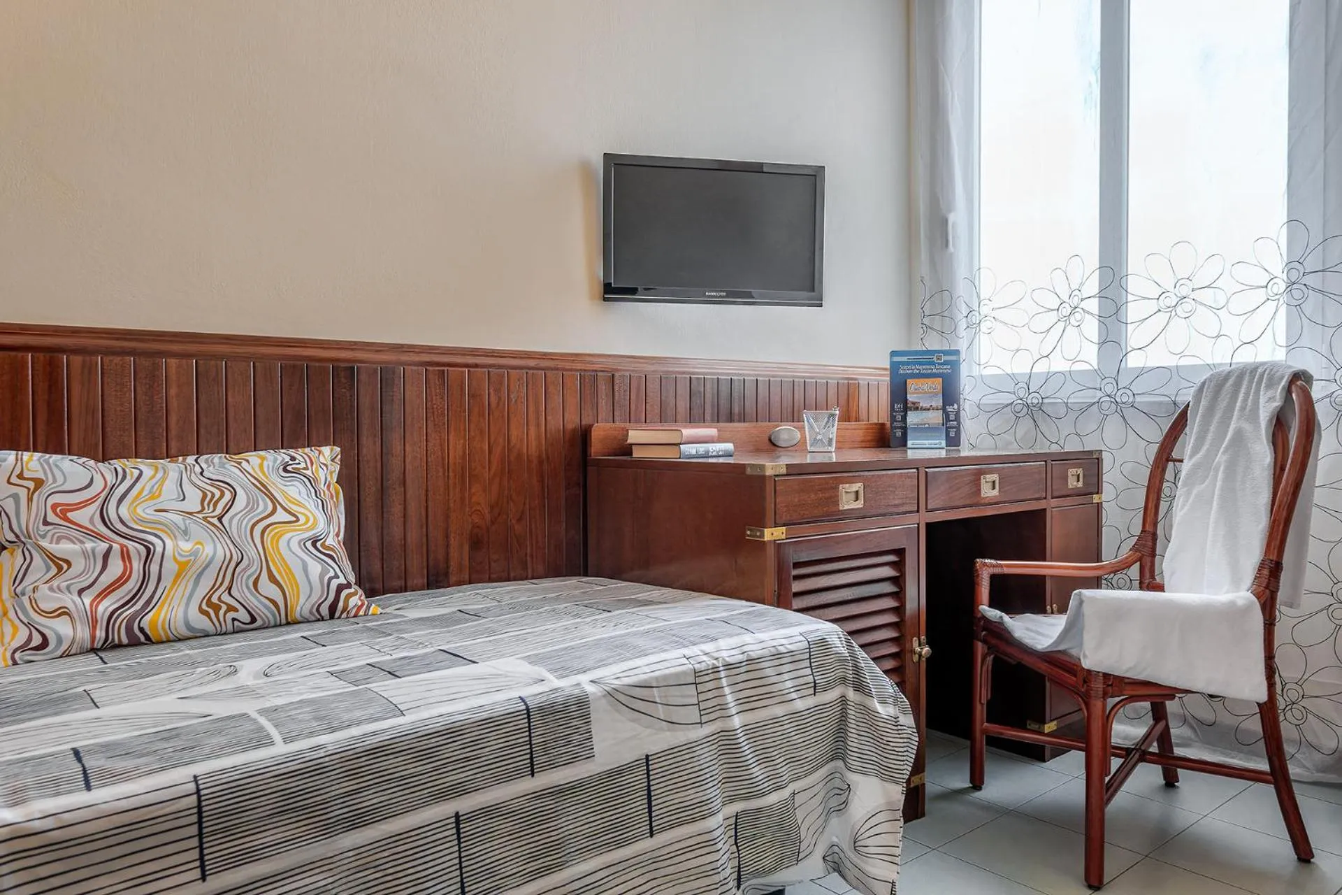 Seating area, Bed in Hotel Tornese - Rooftop Sea View