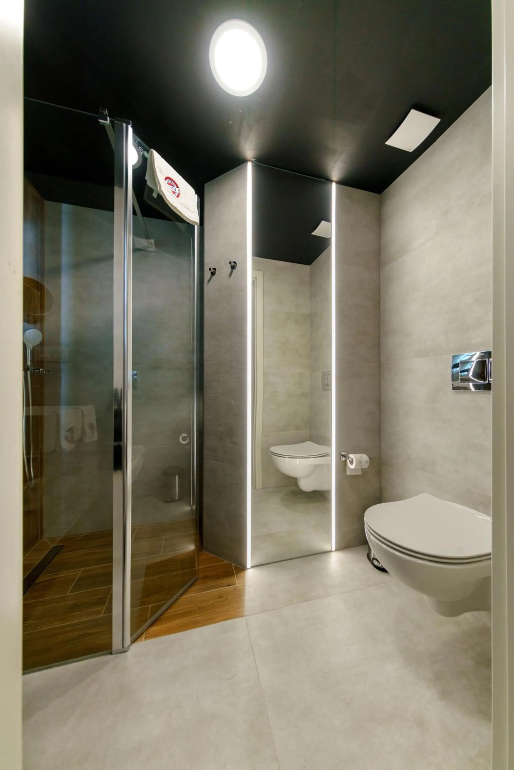 Shower in Kamienica no 111a Warsaw Airport