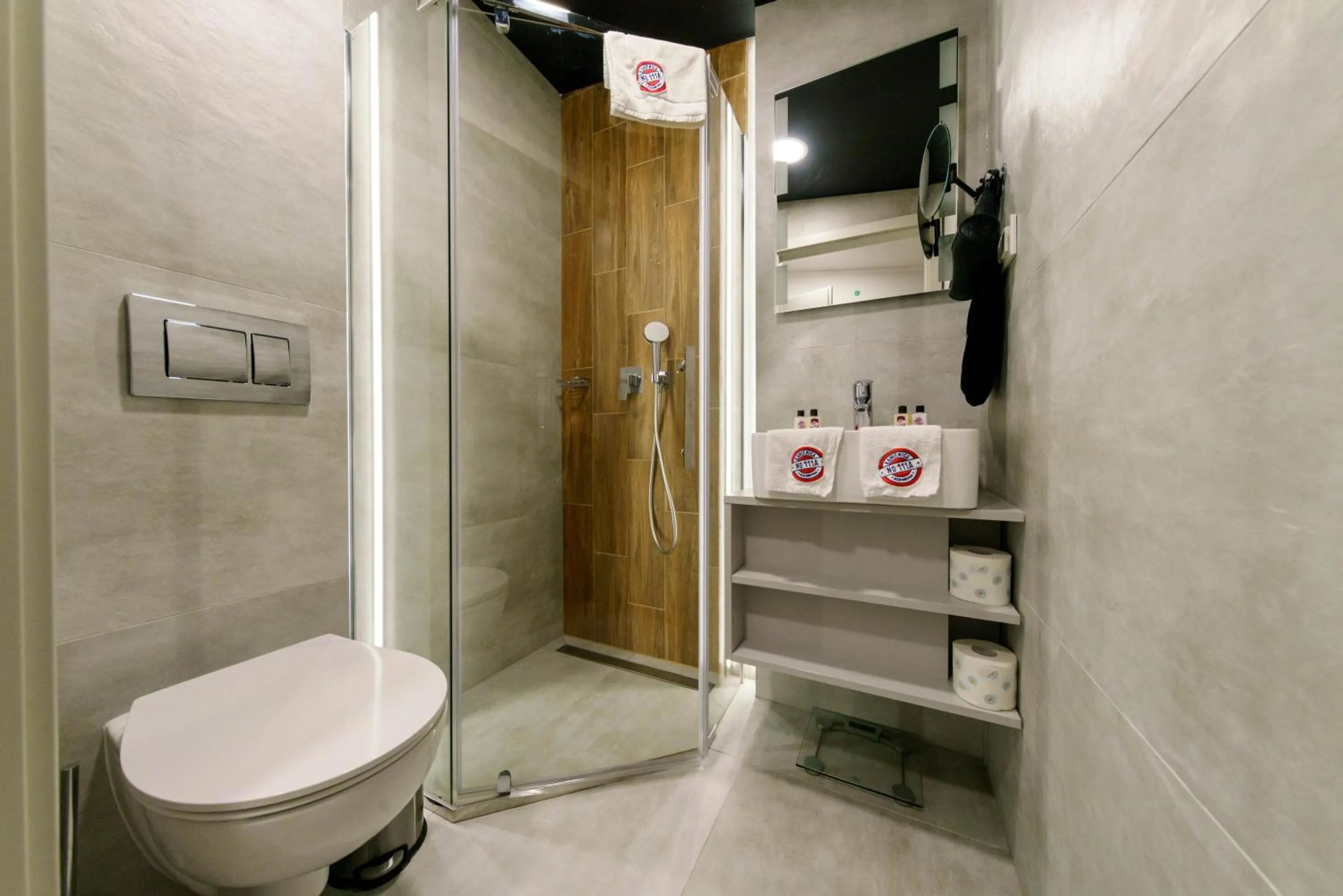 Shower in Kamienica no 111a Warsaw Airport