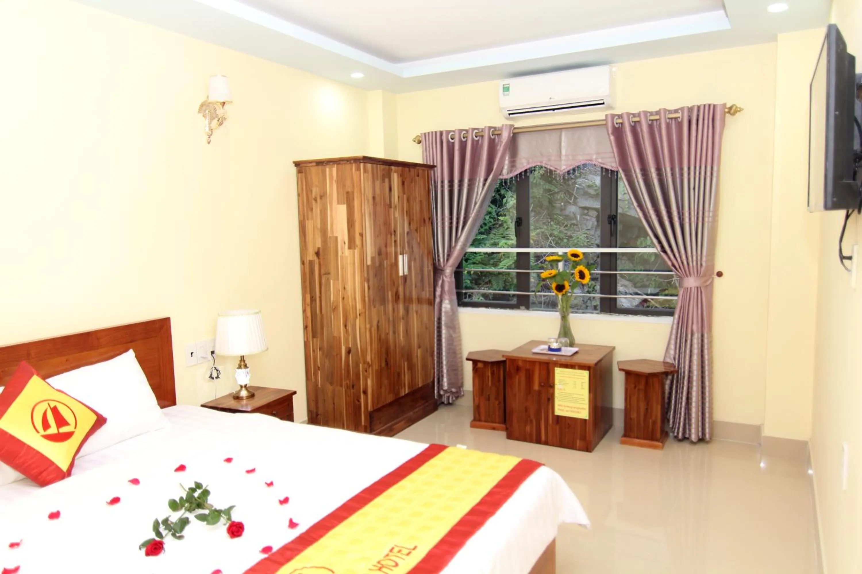 Bed in Huong Cang Sea View Hotel