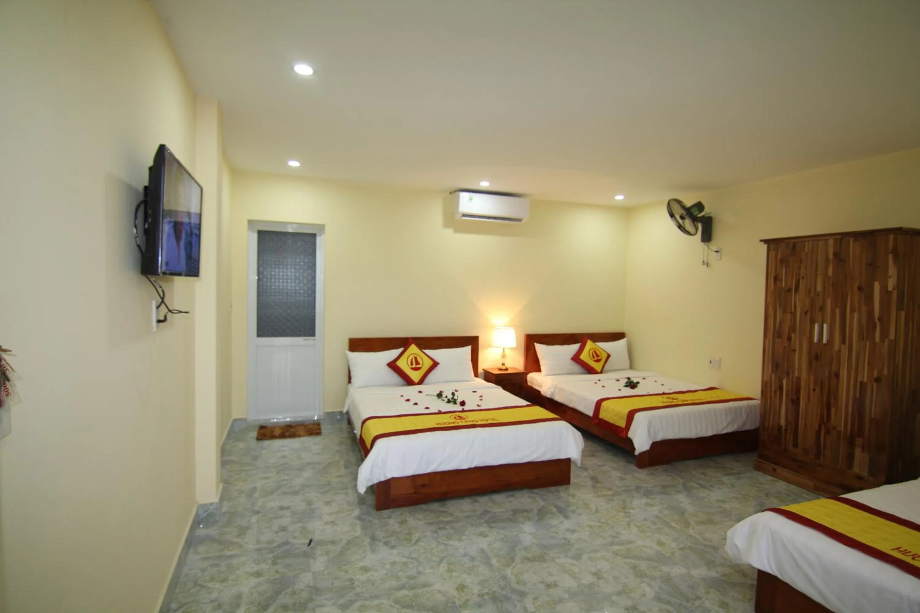 Bedroom, Bed in Huong Cang Sea View Hotel