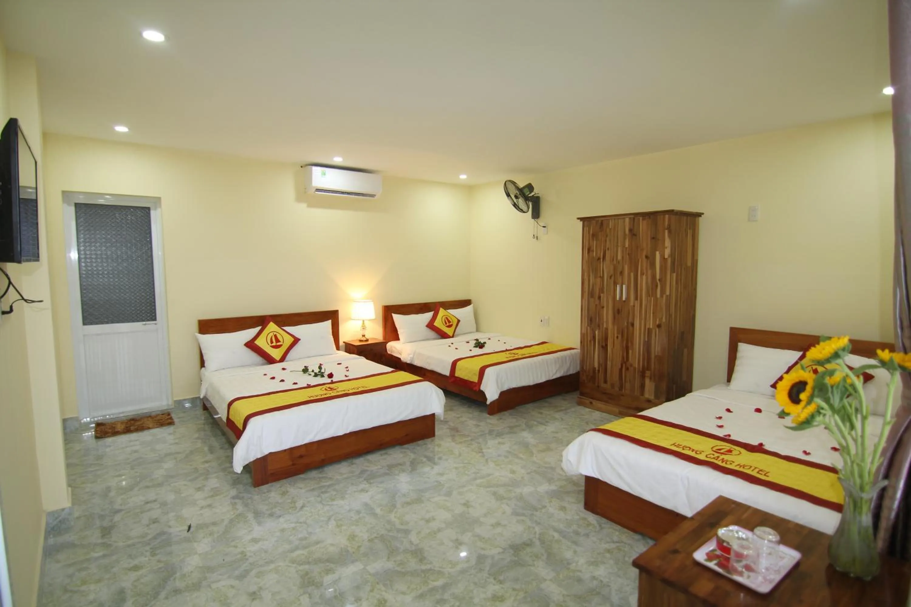 Bedroom, Bed in Huong Cang Sea View Hotel