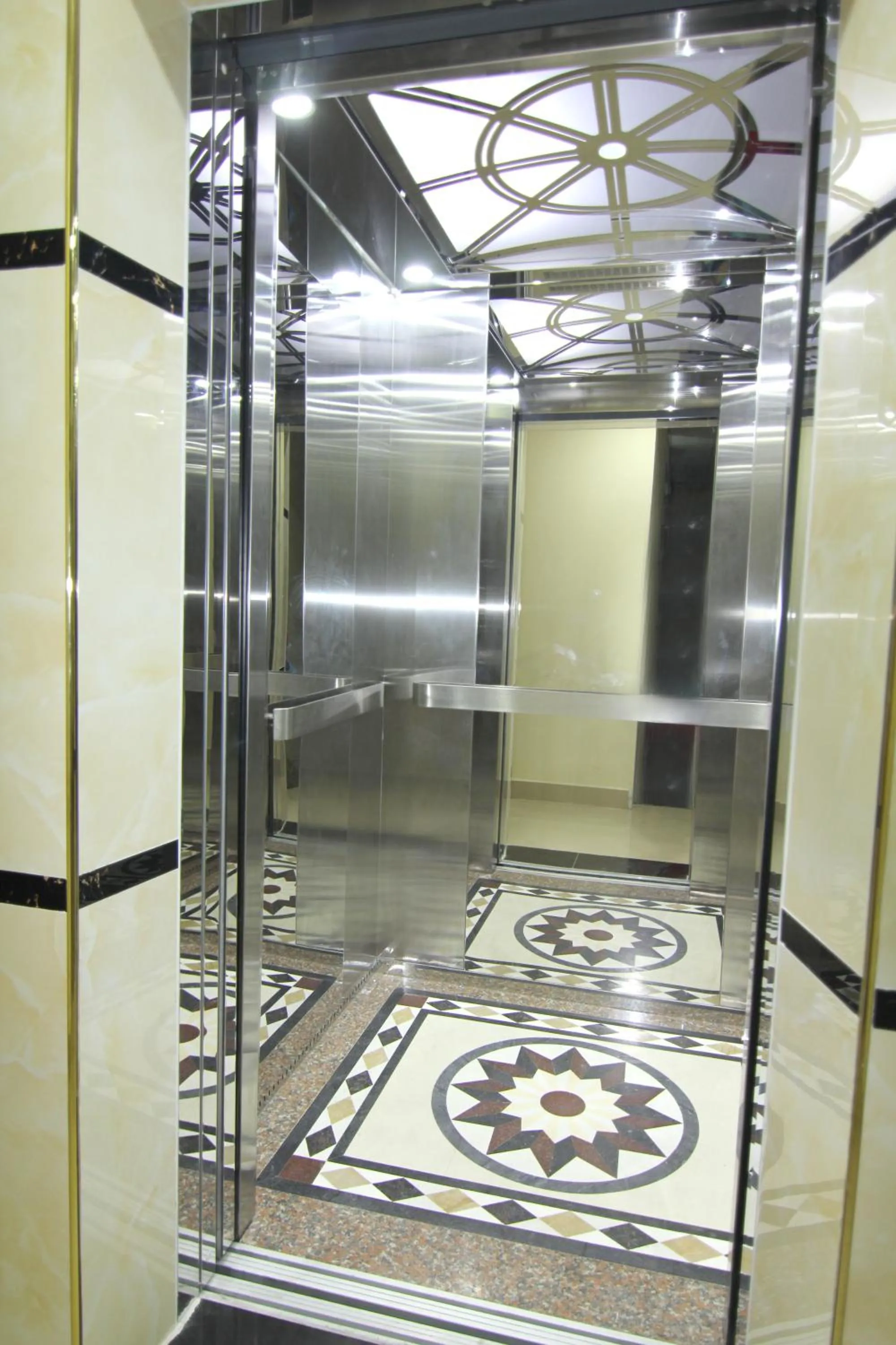 elevator in Huong Cang Sea View Hotel