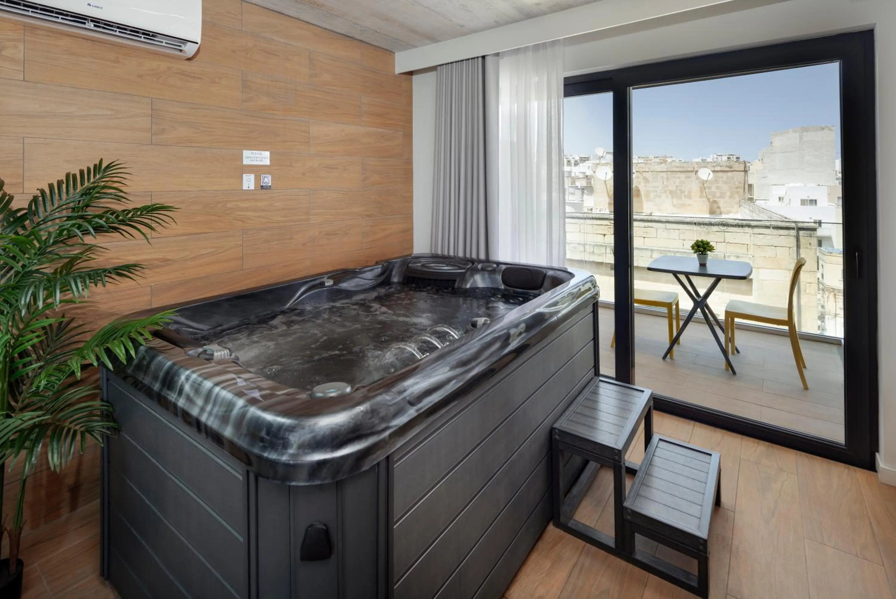 Hot Tub in Grands Suites Hotel and Spa Sliema