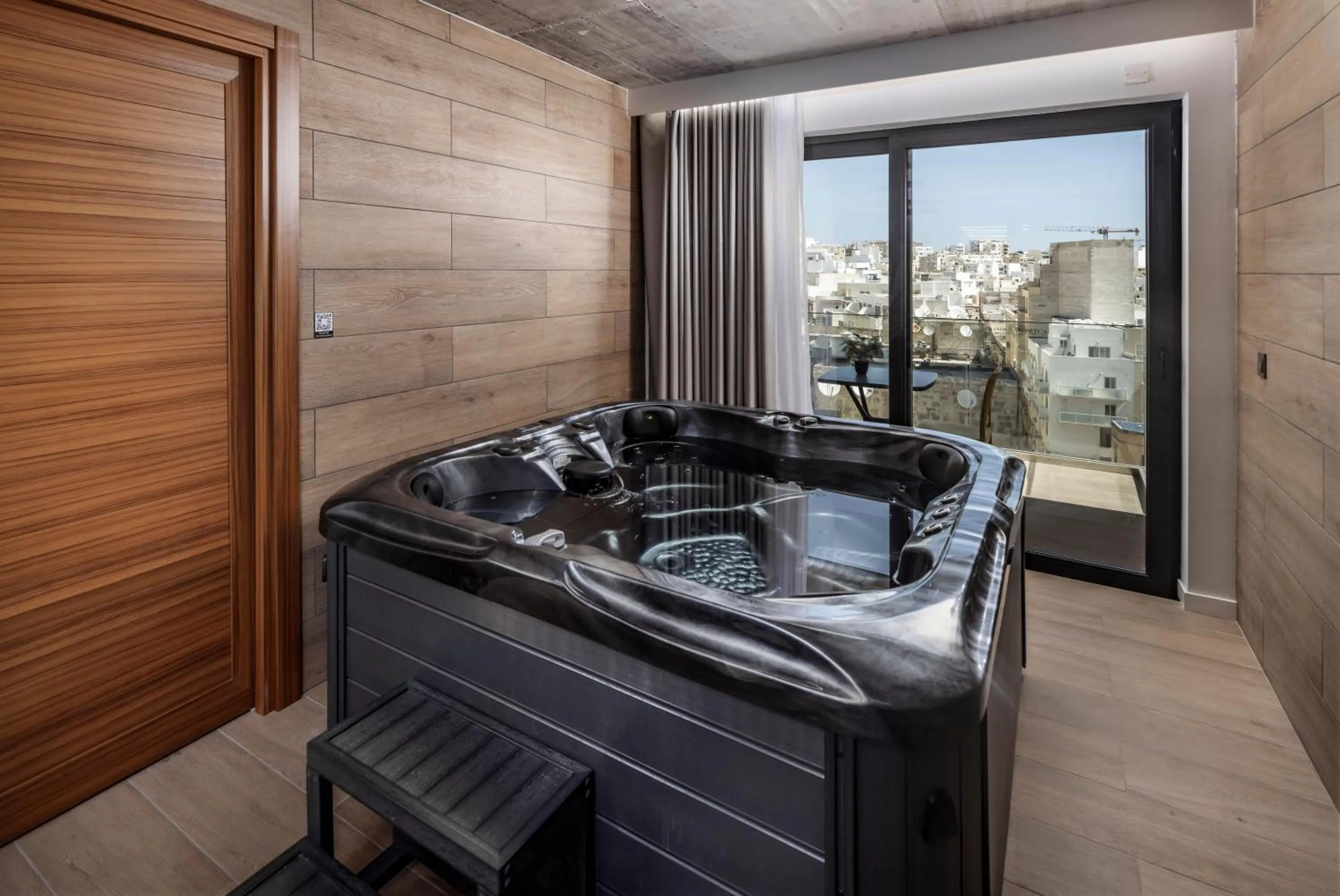Hot Tub in Grands Suites Hotel and Spa Sliema