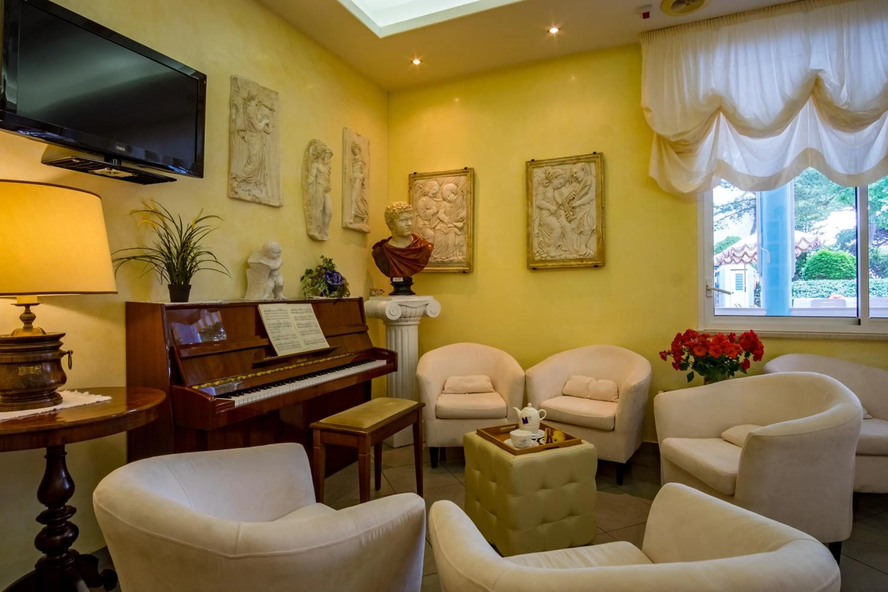 Living room in Hotel Villa dei Fiori - sul mare con piscina