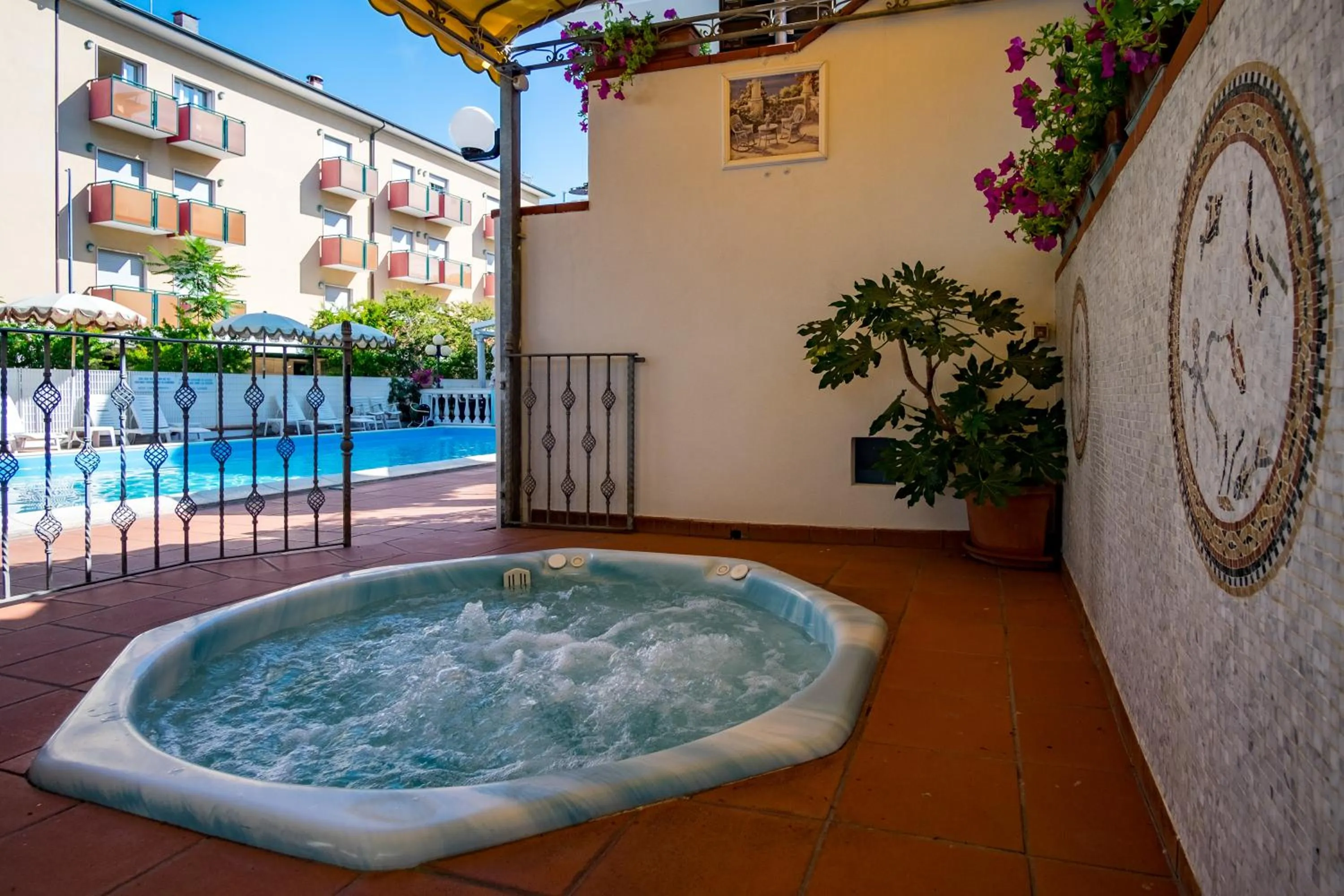 Hot Tub in Hotel Villa dei Fiori - sul mare con piscina