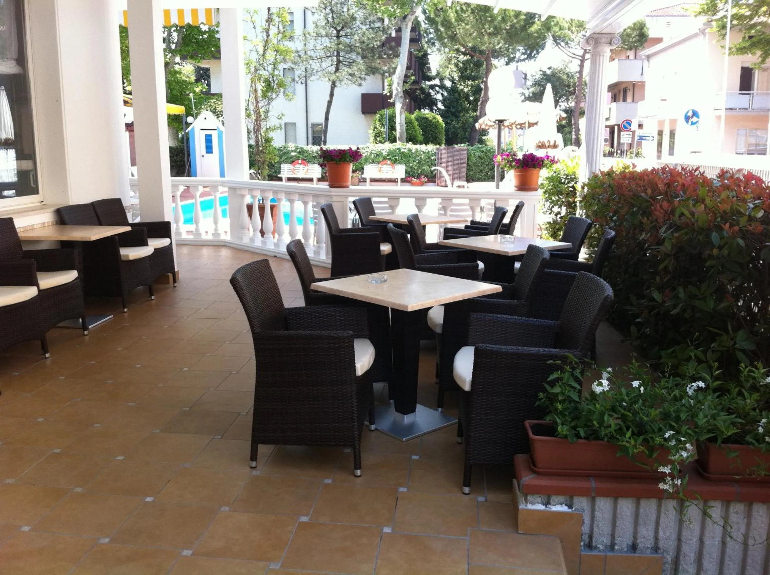 Patio in Hotel Villa dei Fiori - sul mare con piscina