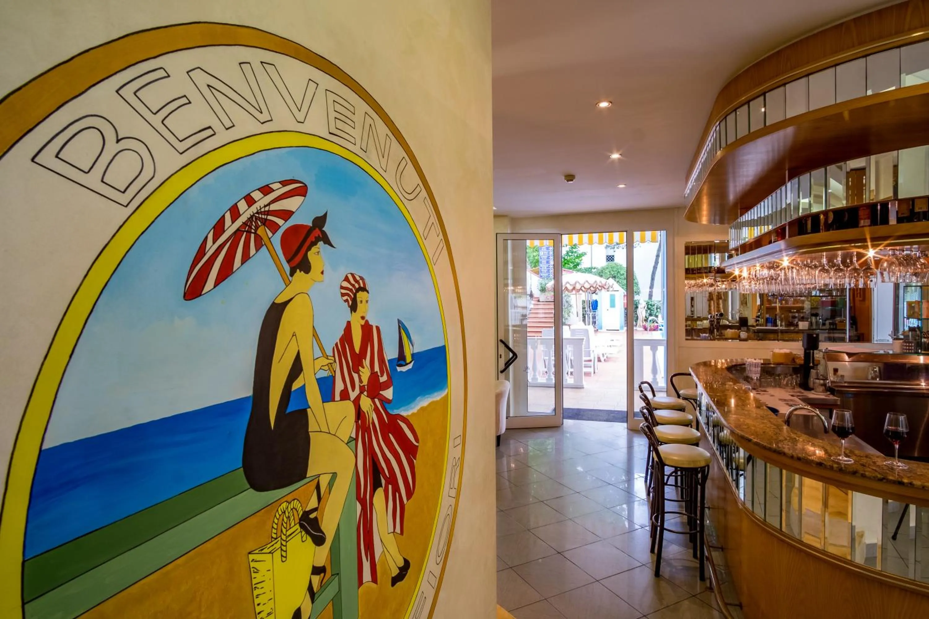 Lounge or bar in Hotel Villa dei Fiori - sul mare con piscina