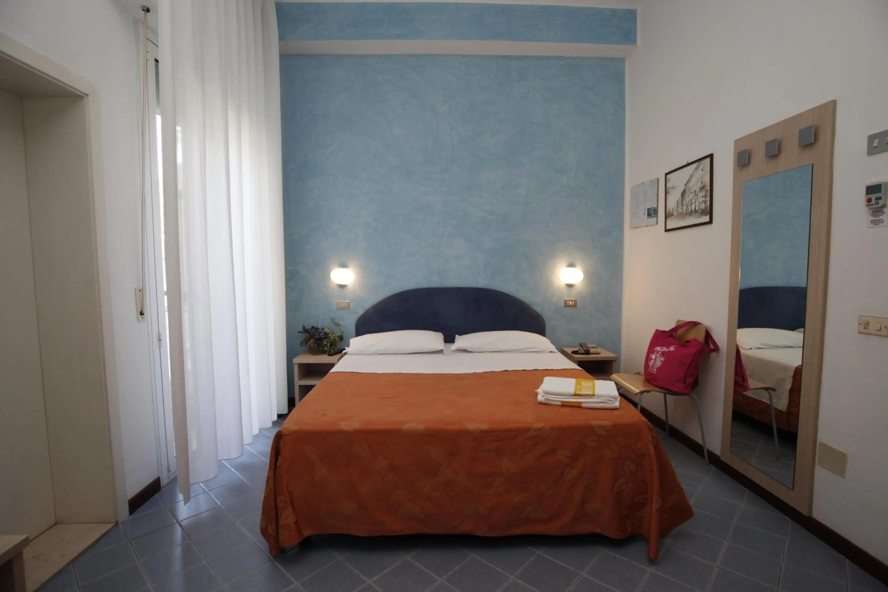 Bed in Hotel Villa dei Fiori - sul mare con piscina