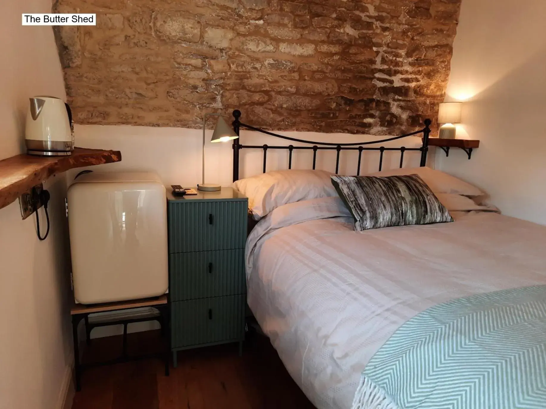 Small Double Room in Cotswold Cottage B&B - 5 Minutes Walk to Village Pub Small Double Room in Cotswold Cottage B&B - 5 Minutes Walk to Village Pub