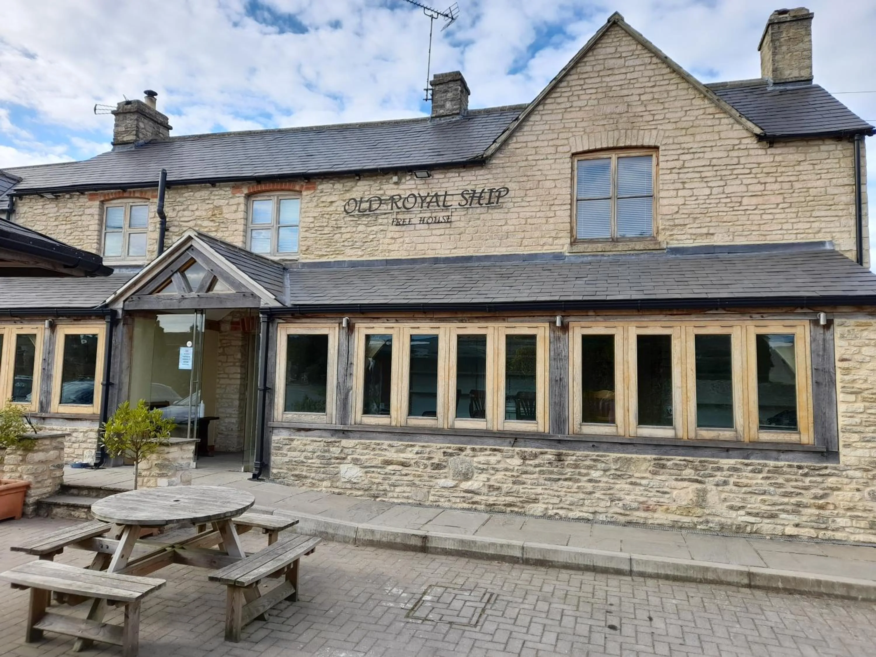 Restaurant/places to eat in Cotswold Cottage B&B - 5 Minutes Walk to Village Pub