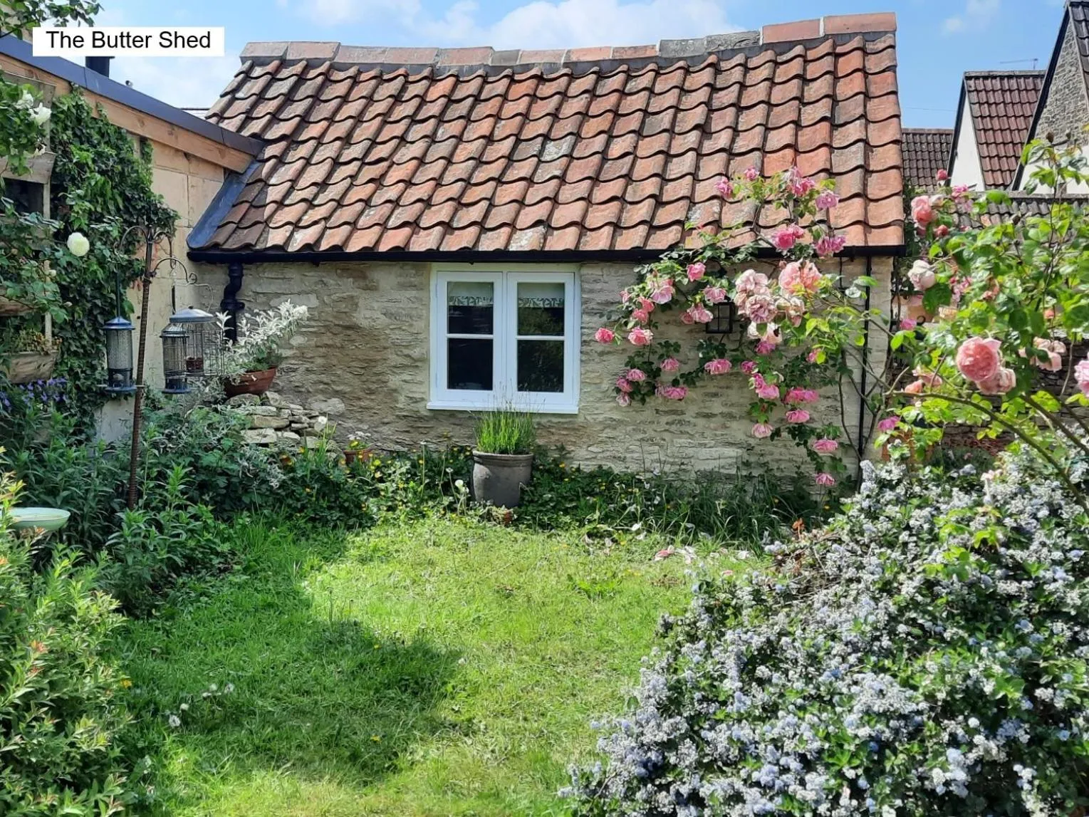 Garden in Cotswold Cottage B&B - 5 Minutes Walk to Village Pub