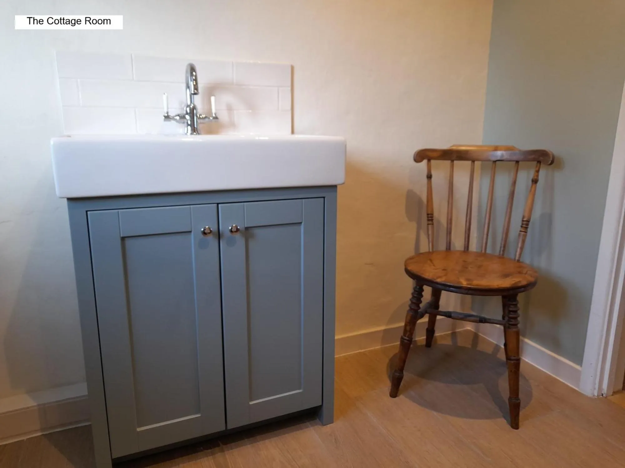 Bathroom in Cotswold Cottage B&B - 5 Minutes Walk to Village Pub