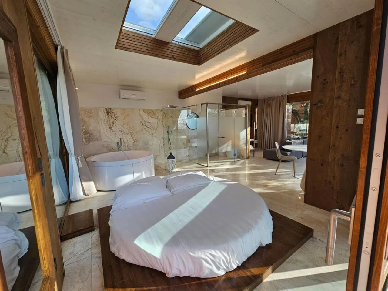 Shower, Bed in EcoResort Il Cantico della Natura