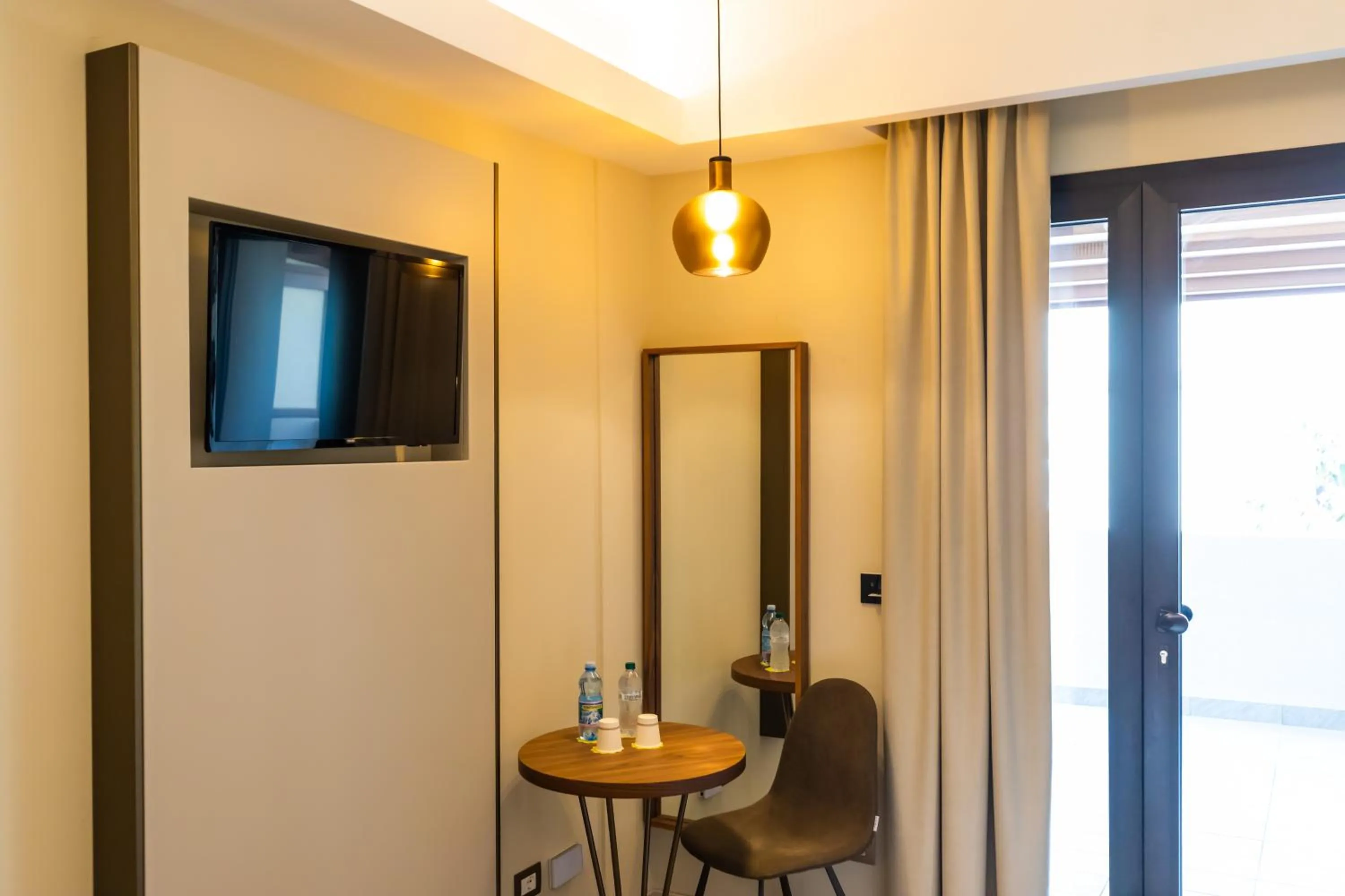 TV and multimedia in SOLMARIS TROPEA City Center - Rooms & Suites - Private Parking