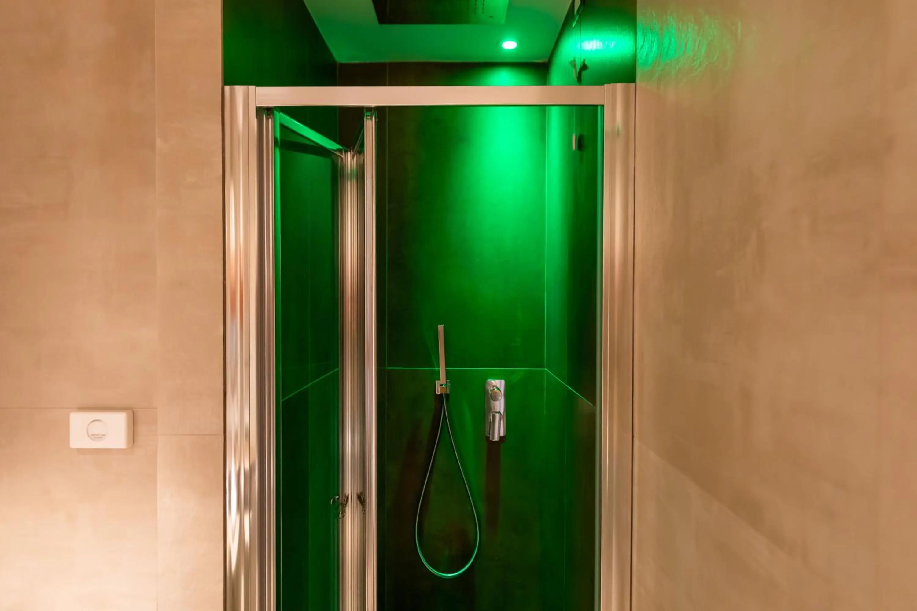 Shower in SOLMARIS TROPEA City Center - Rooms & Suites - Private Parking