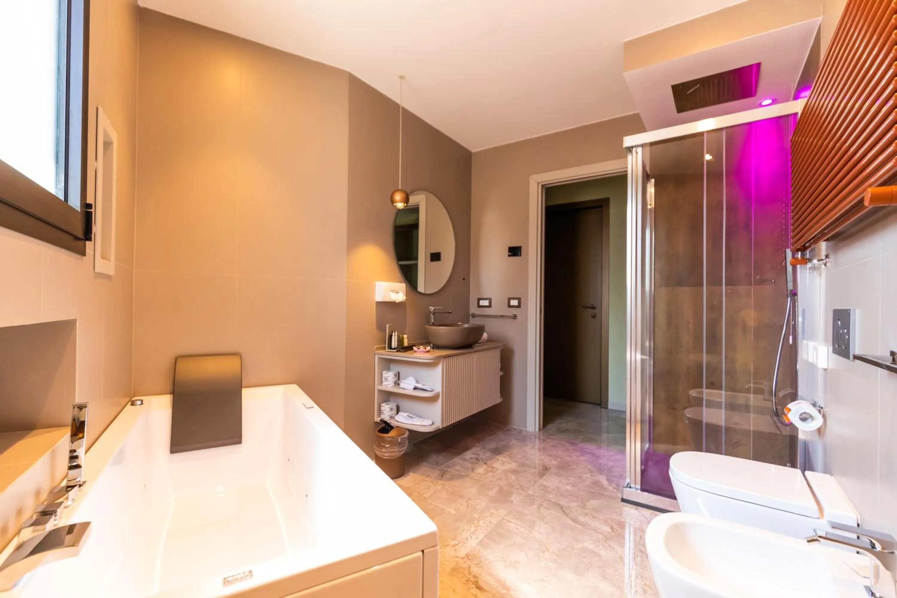 Shower, Bed in SOLMARIS TROPEA City Center - Rooms & Suites - Private Parking