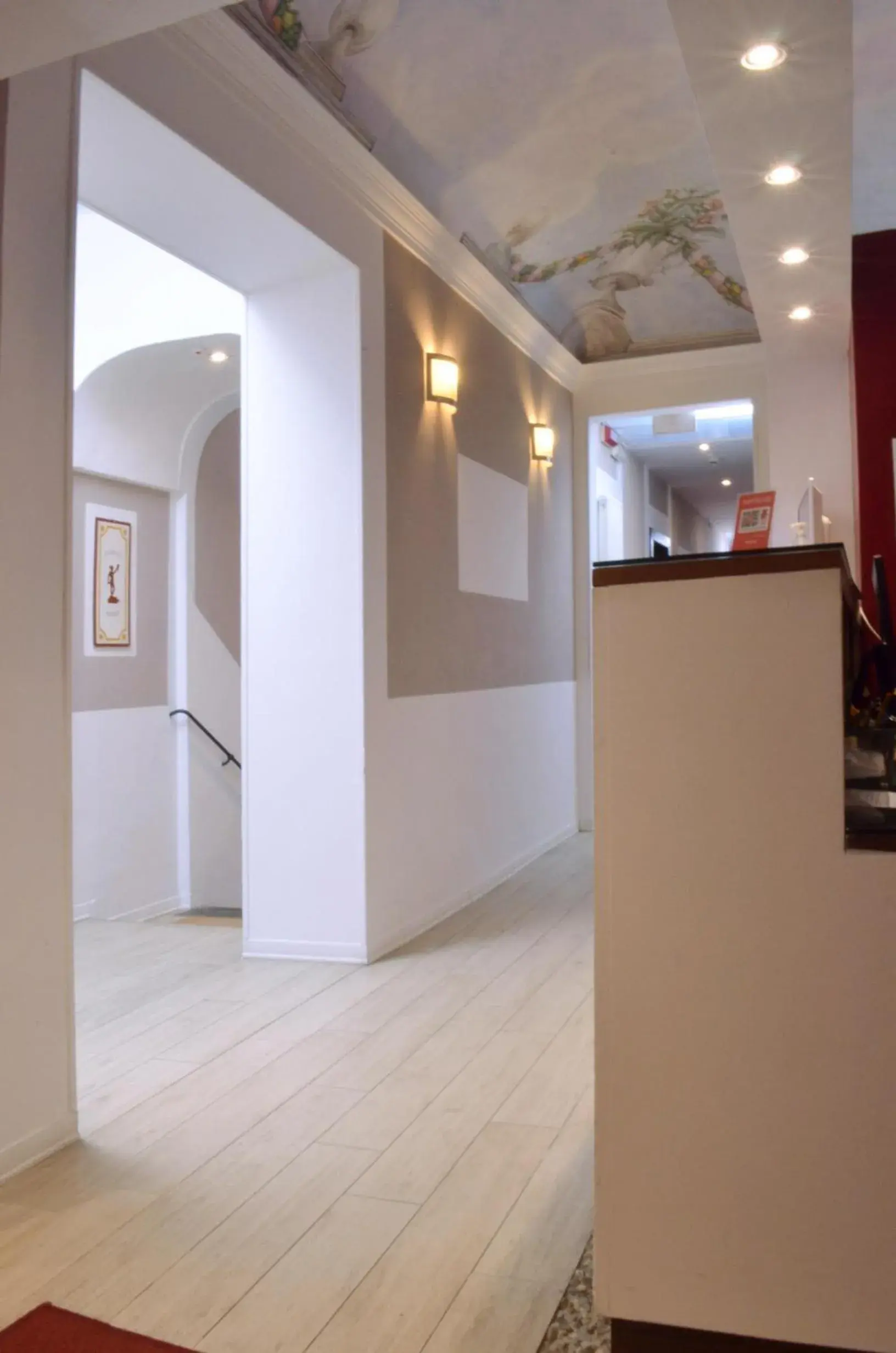 Lobby or reception in Hotel Cardinal of Florence - recommended for ages 25 to 55 Lobby or reception in Hotel Cardinal of Florence - recommended for ages 25 to 55