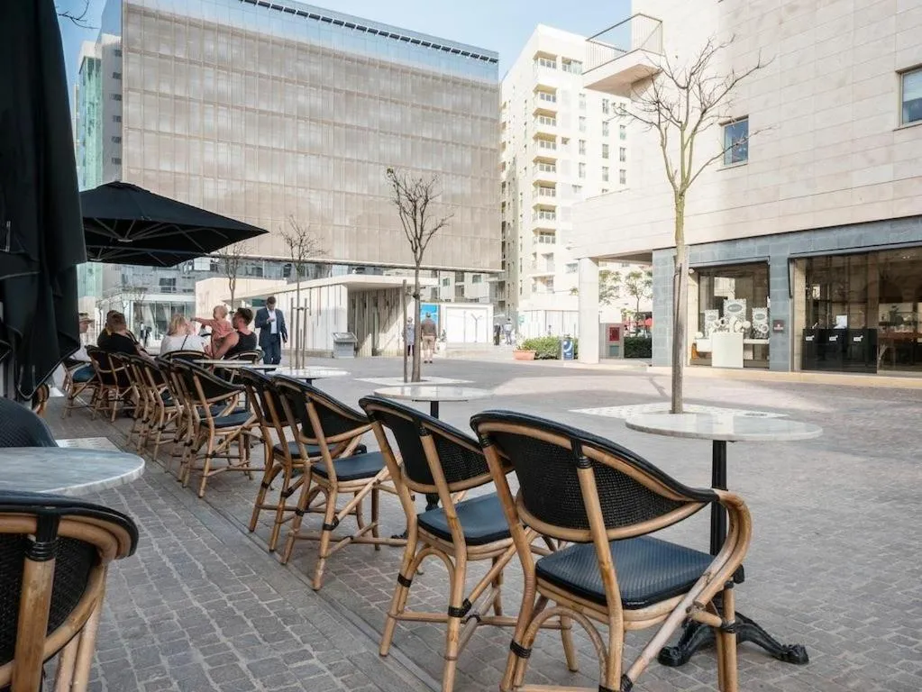 Other in Perfect Location, Modern 2BR Apartment