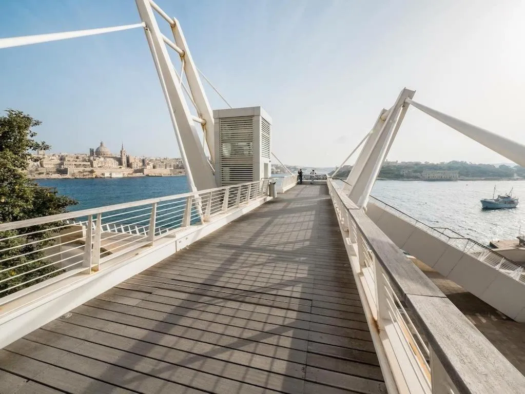 Other in Perfect Location, Modern 2BR Apartment