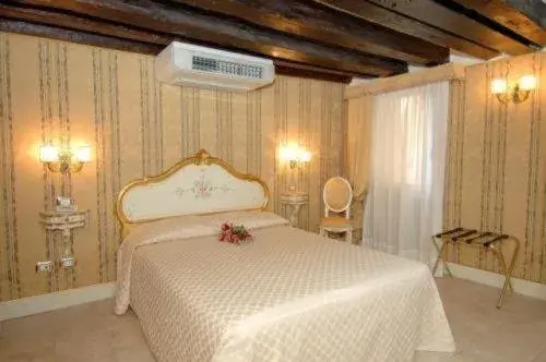 Small Double Room - single occupancy in Residenza Hotel San Maurizio Small Double Room - single occupancy in Residenza Hotel San Maurizio