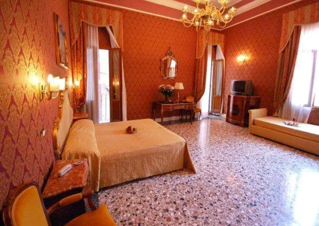 Photo of the whole room, Bed in Residenza Hotel San Maurizio