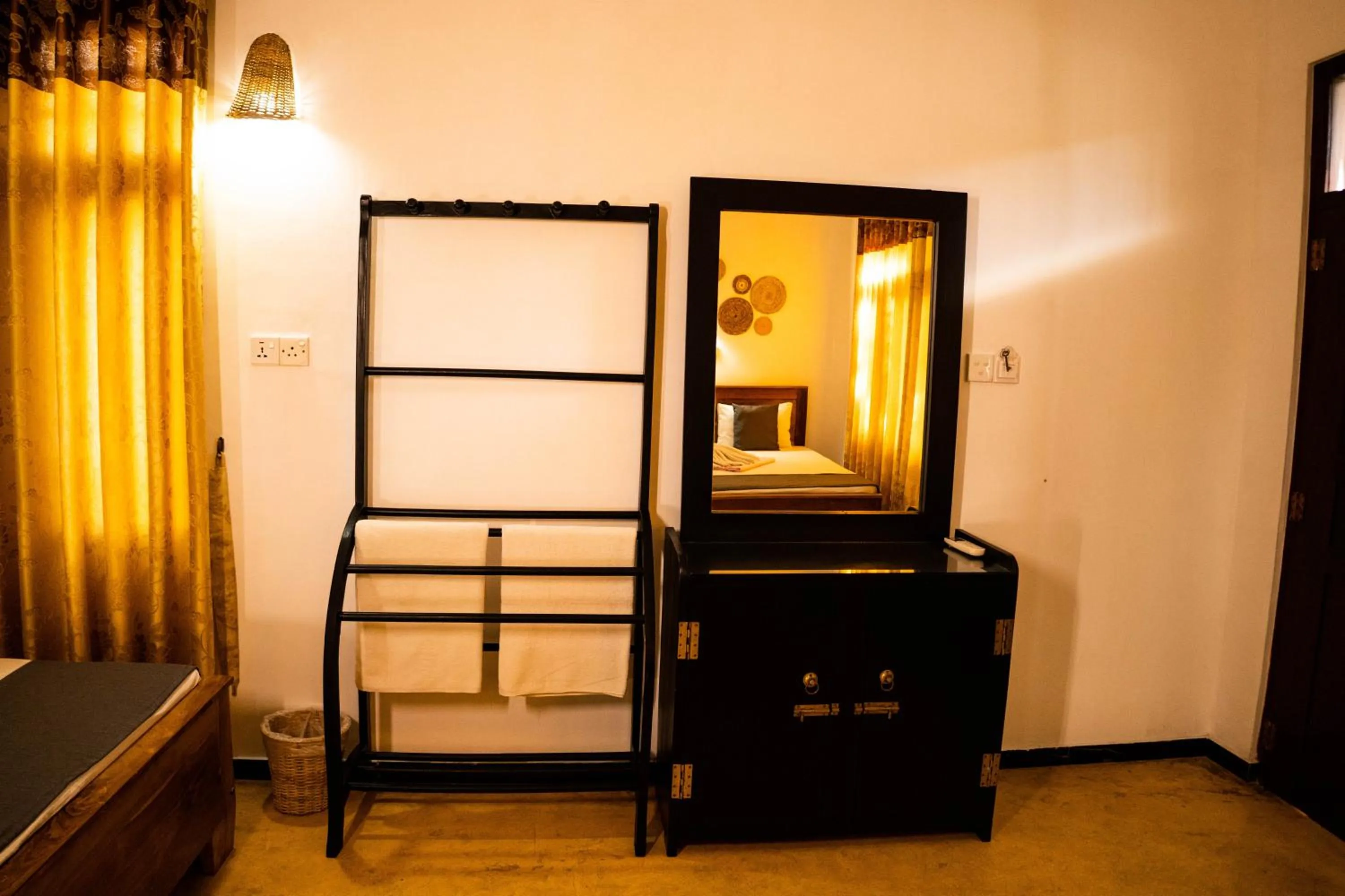 wardrobe, Bed in Hotel Bay Watch Unawatuna