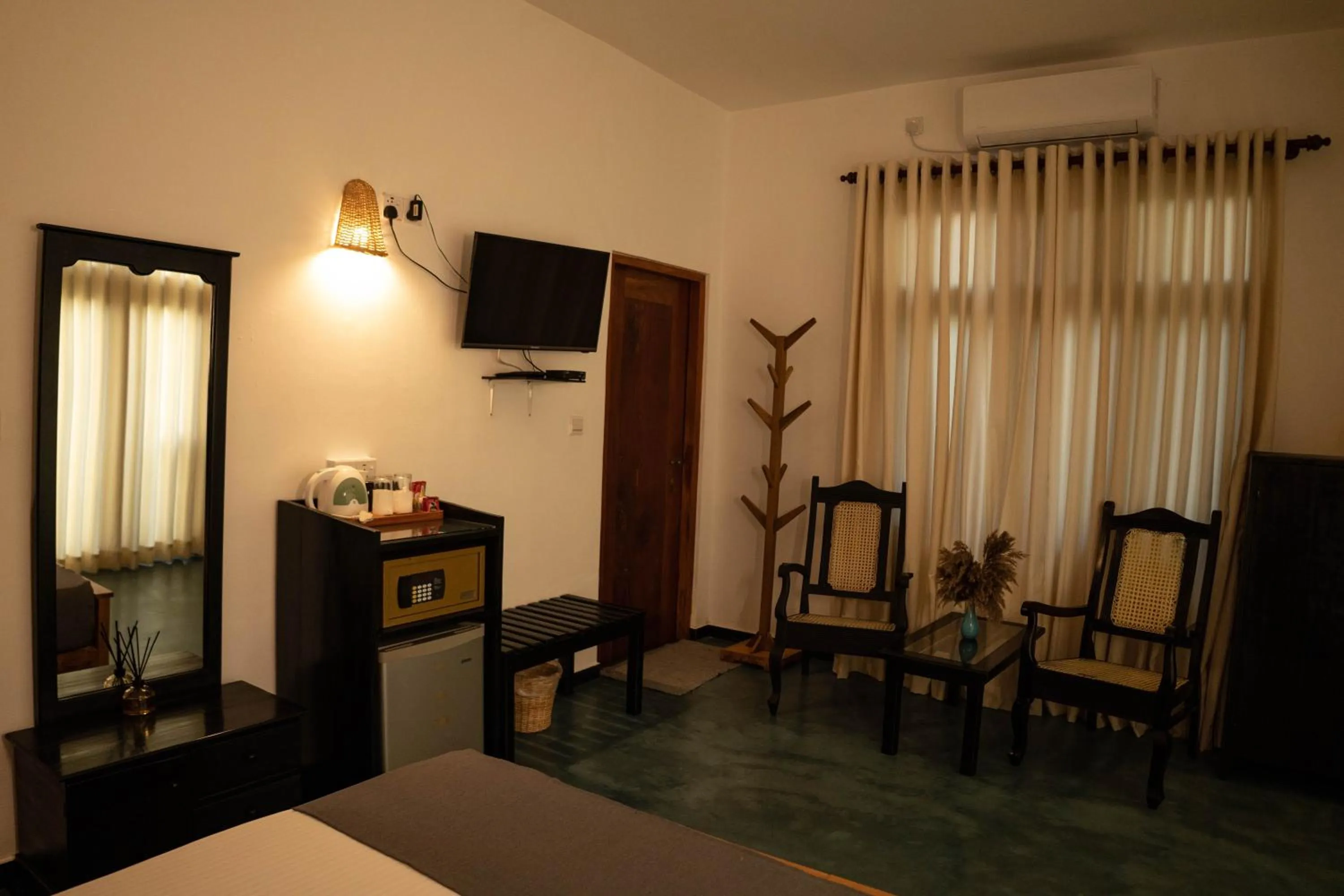 Coffee/tea facilities, Bed in Hotel Bay Watch Unawatuna