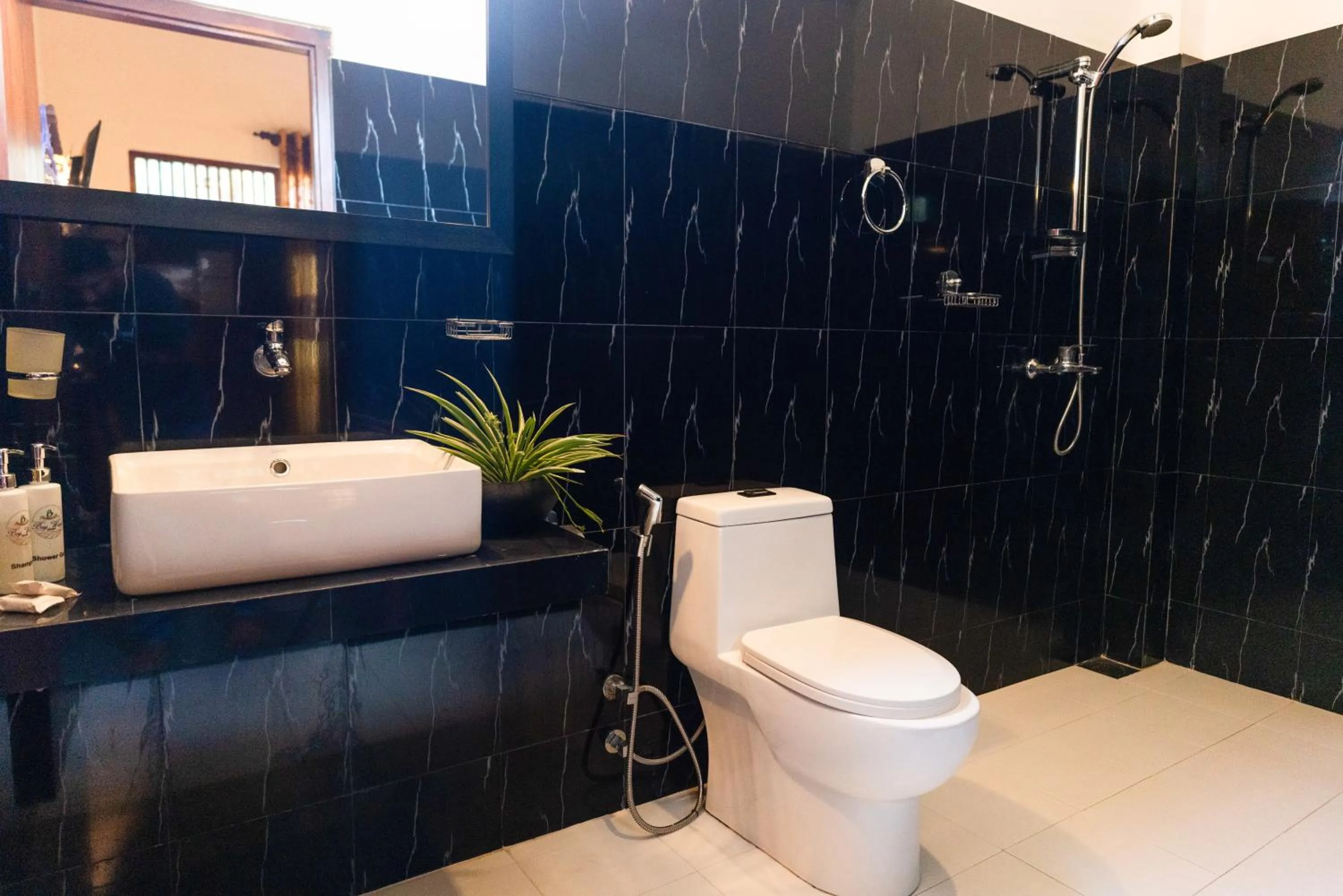 Bathroom in Hotel Bay Watch Unawatuna