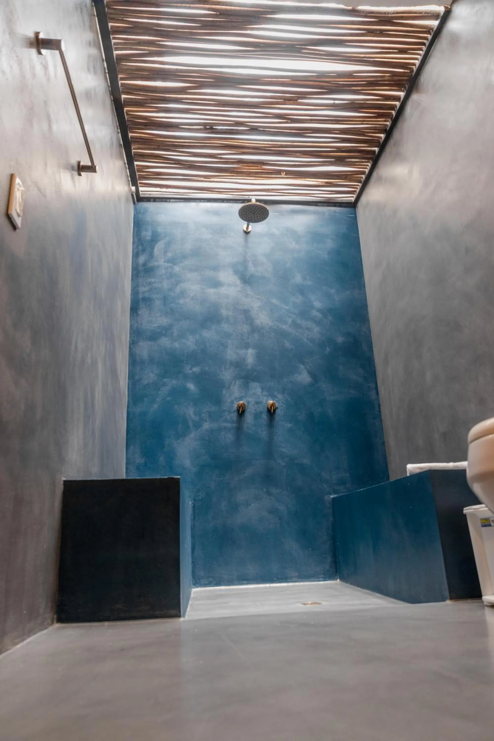 Shower in Bora Bora Beach Club Cartagena