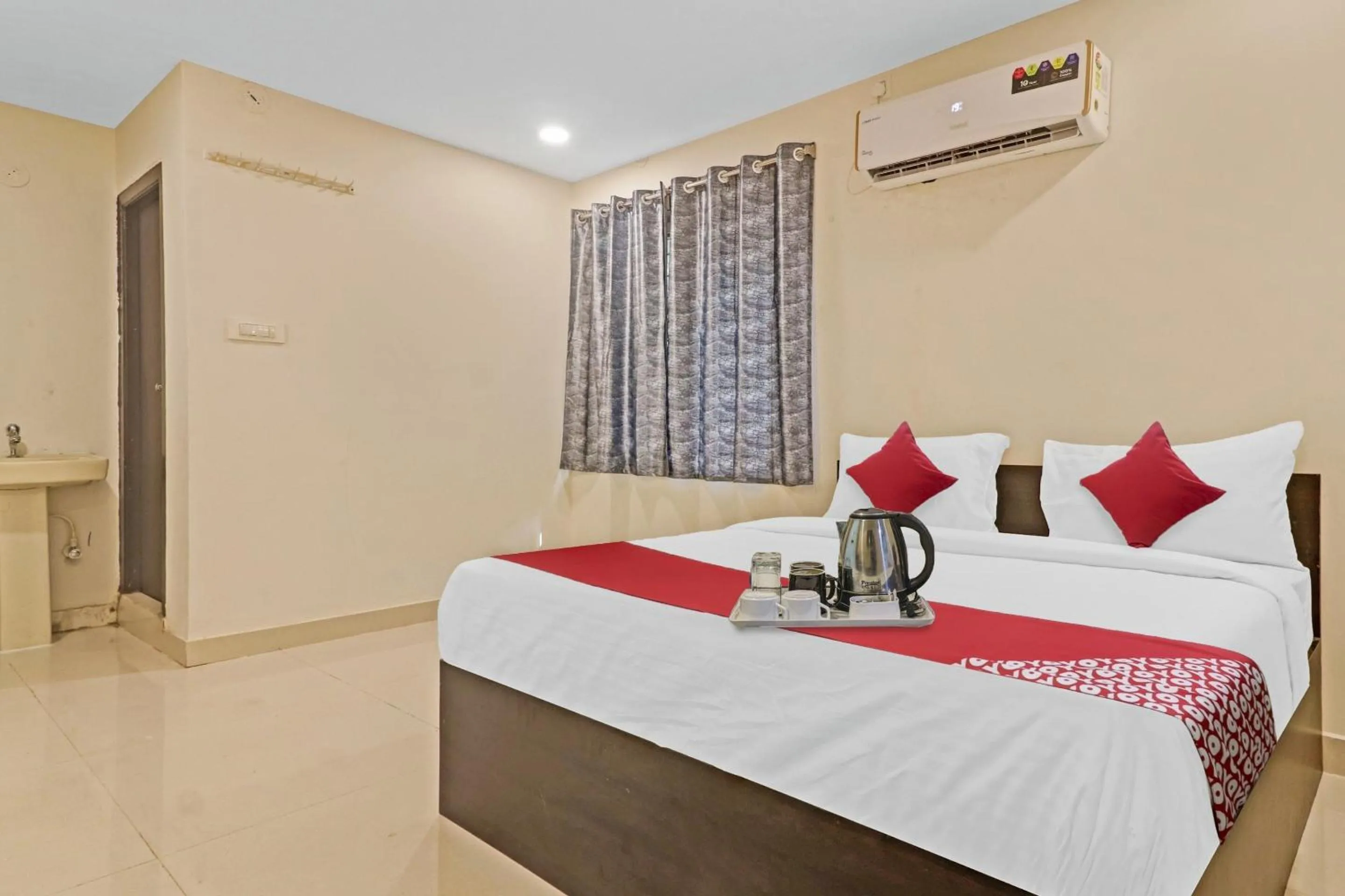 Bedroom, Bed in Hotel O City Holiday