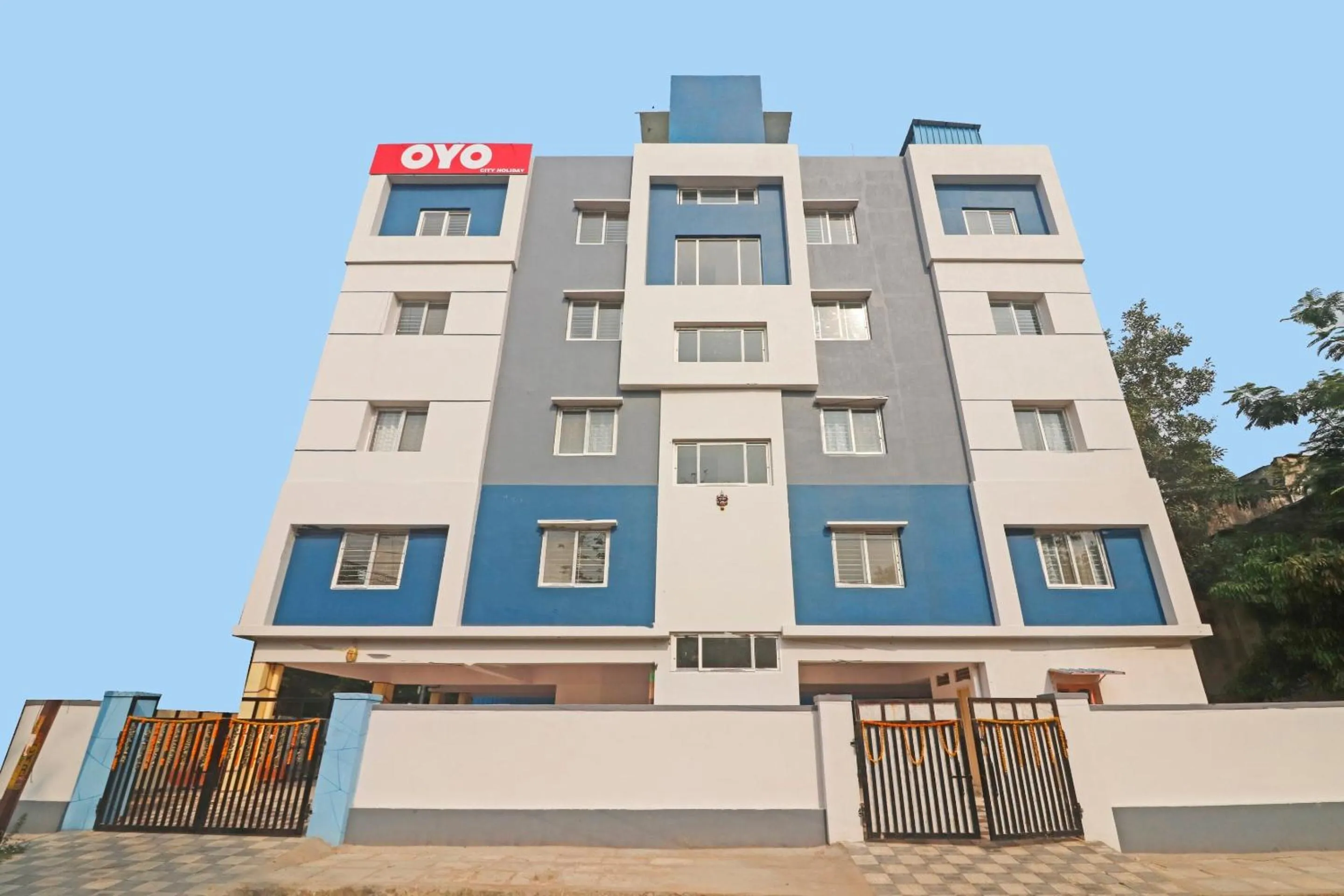 Facade/entrance in Hotel O City Holiday