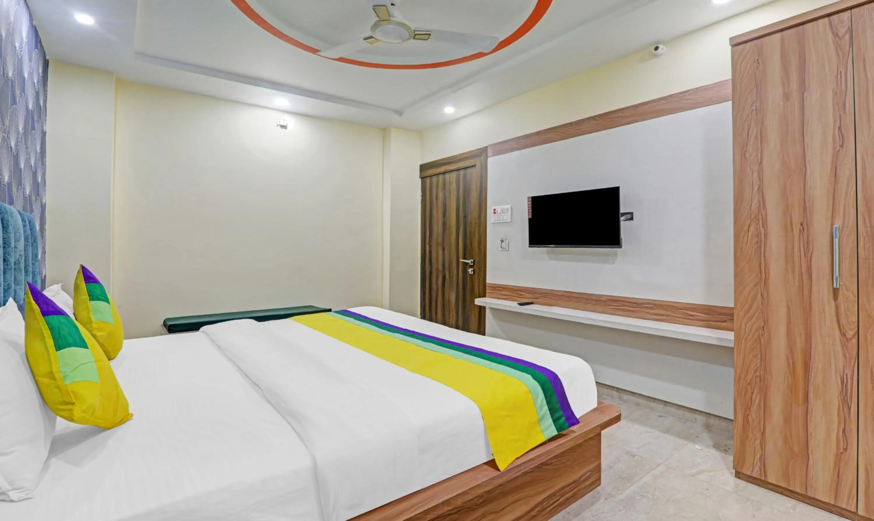 Bed in Itsy Hotels Royal Galaxy - 3 km From Sangam