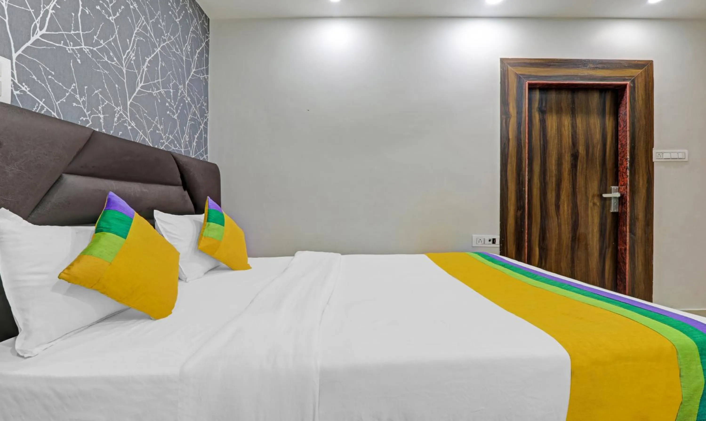 Bed in Itsy Hotels Royal Galaxy - 3 km From Sangam