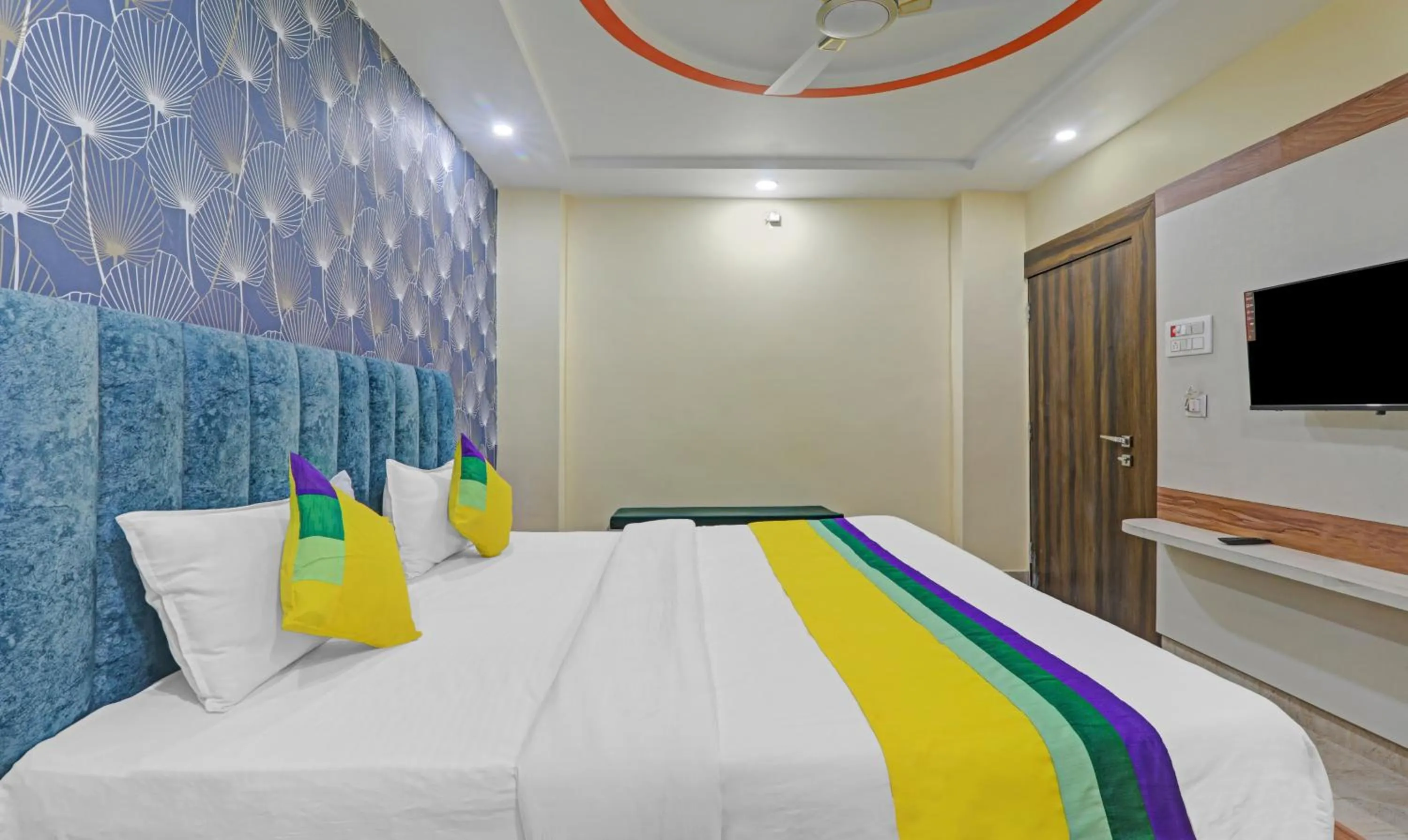 Bed in Itsy Hotels Royal Galaxy - 3 km From Sangam