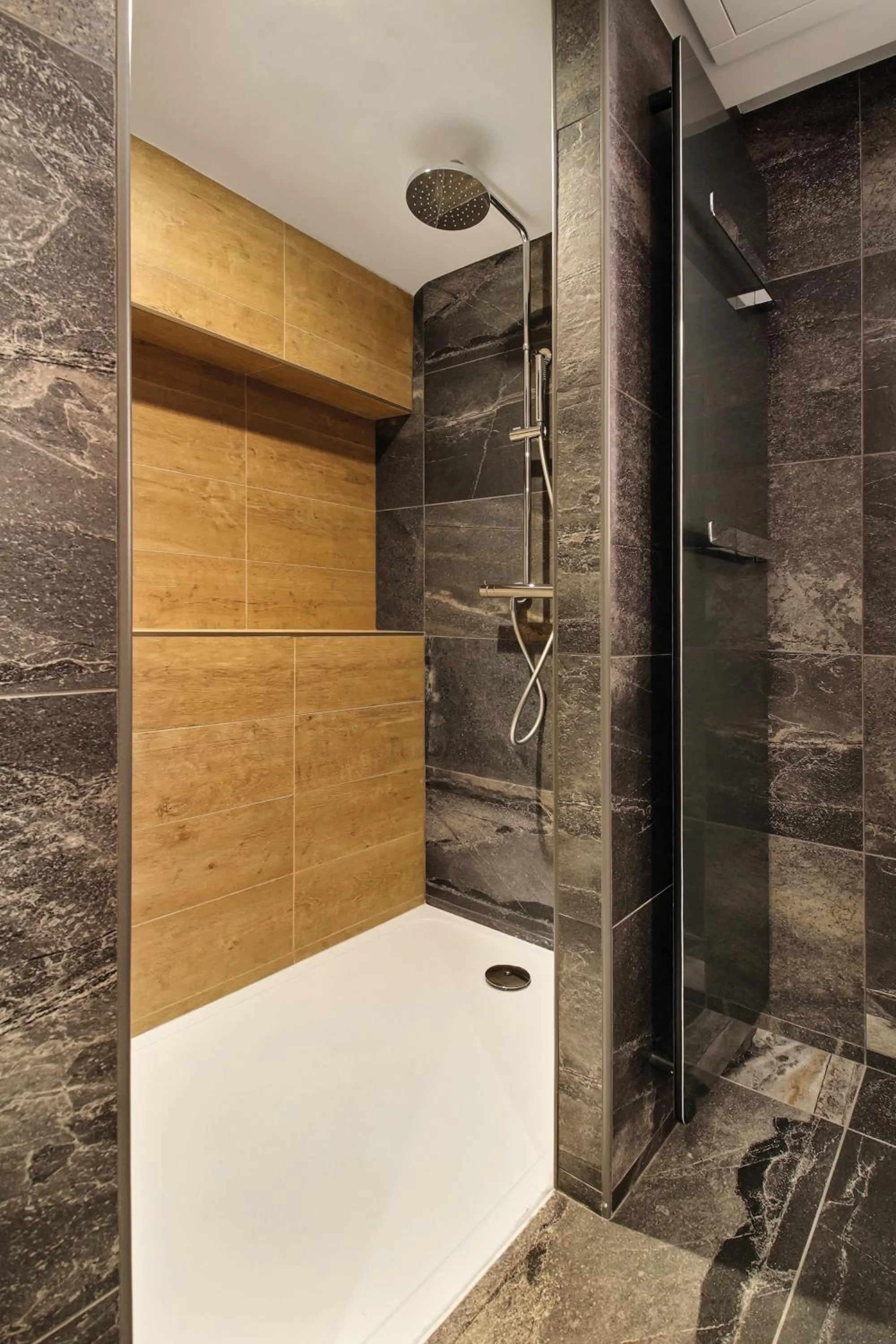 Shower in Pure Montagne Resort & Spa