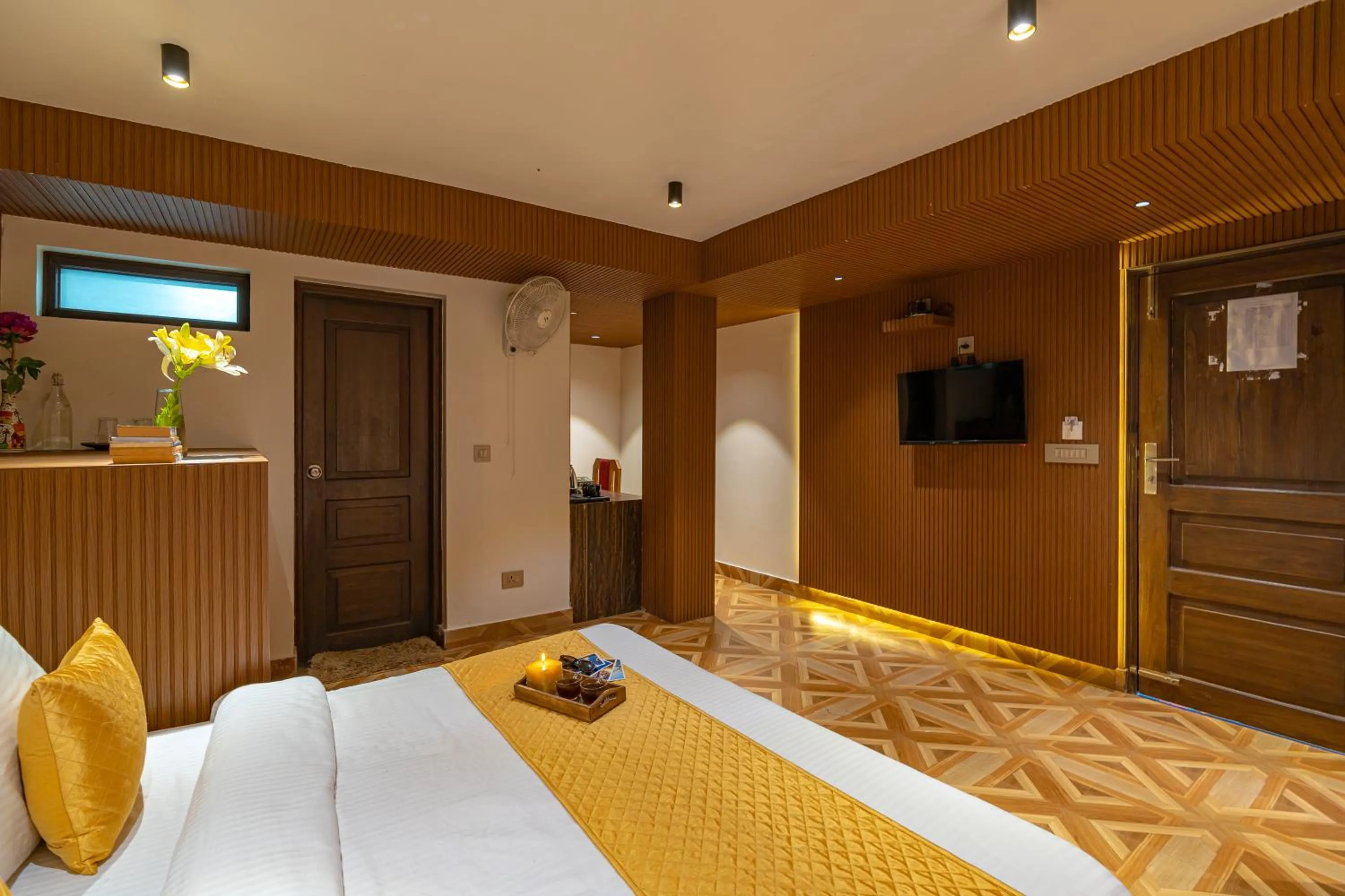 Communal lounge/ TV room, Bed in The Social Stays Mussoorie