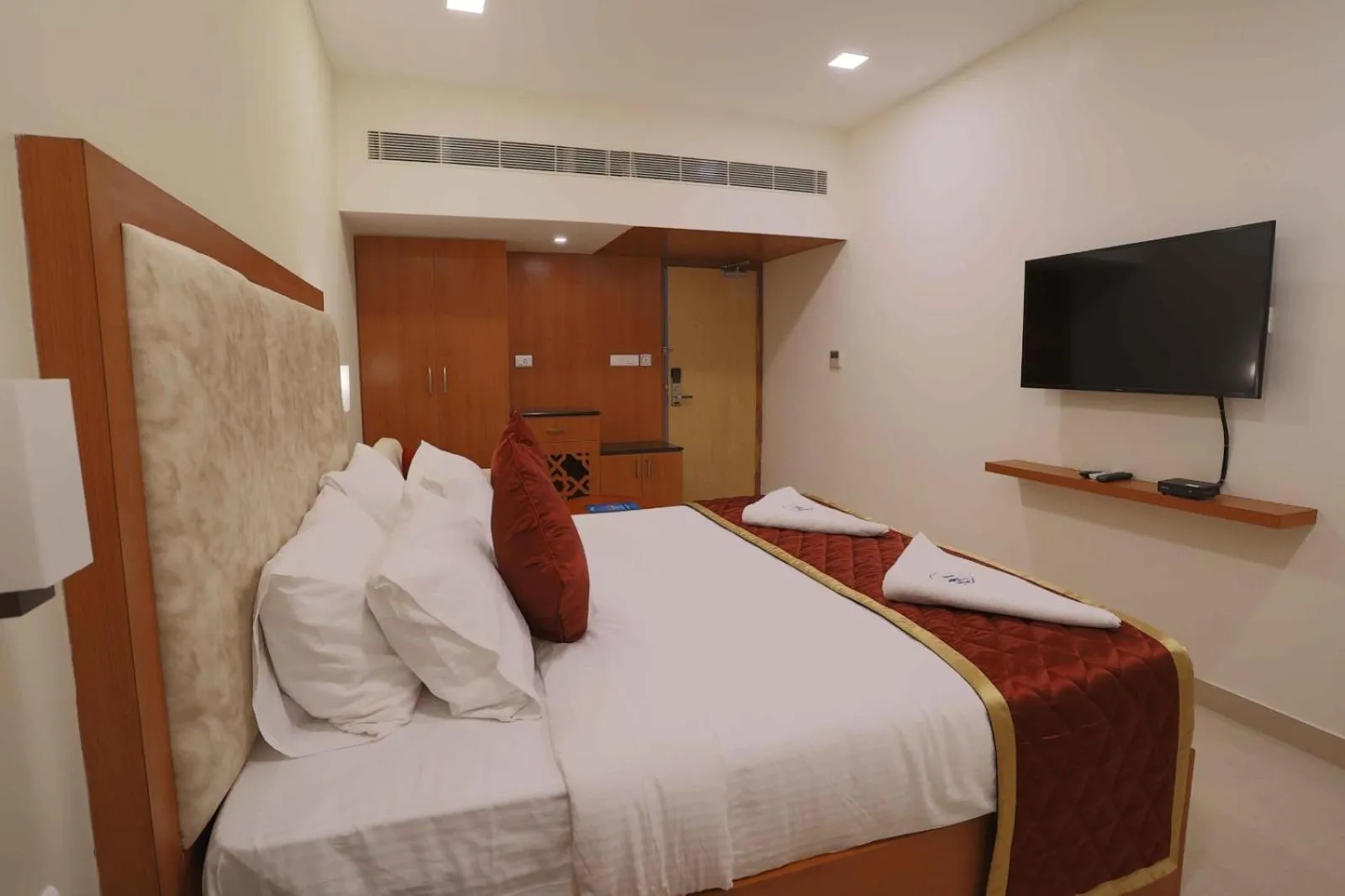 View (from property/room), Bed in HOTEL BLUEMOON