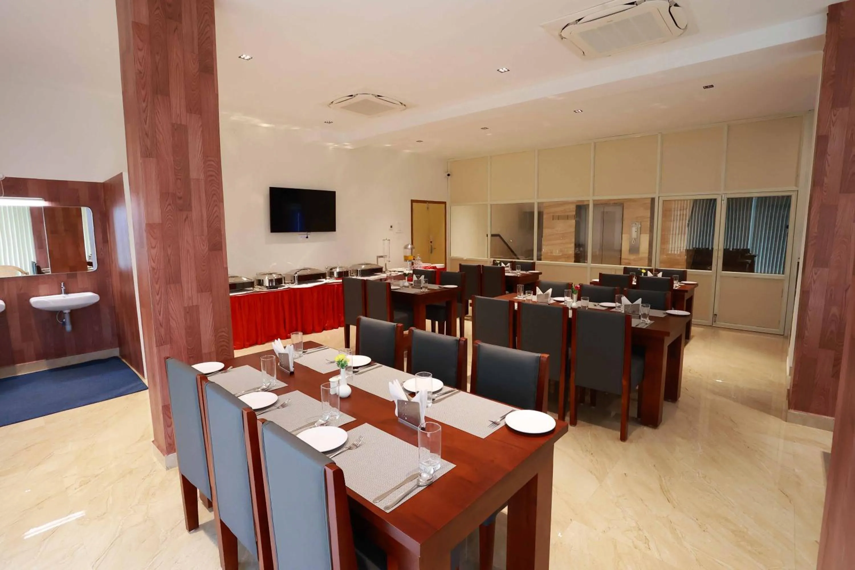 Restaurant/places to eat in HOTEL BLUEMOON