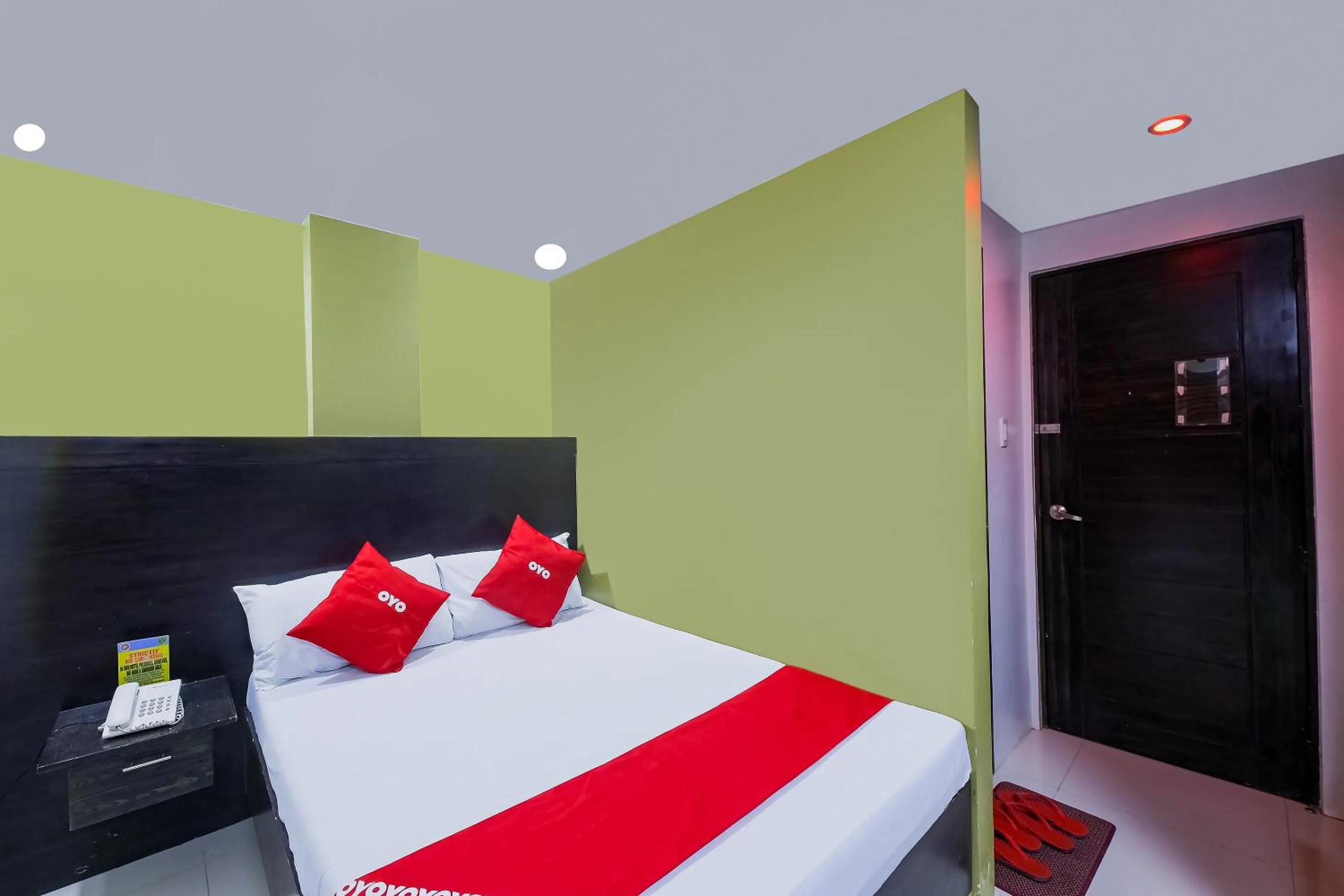 Facade/entrance, Bed in JQV Hotel