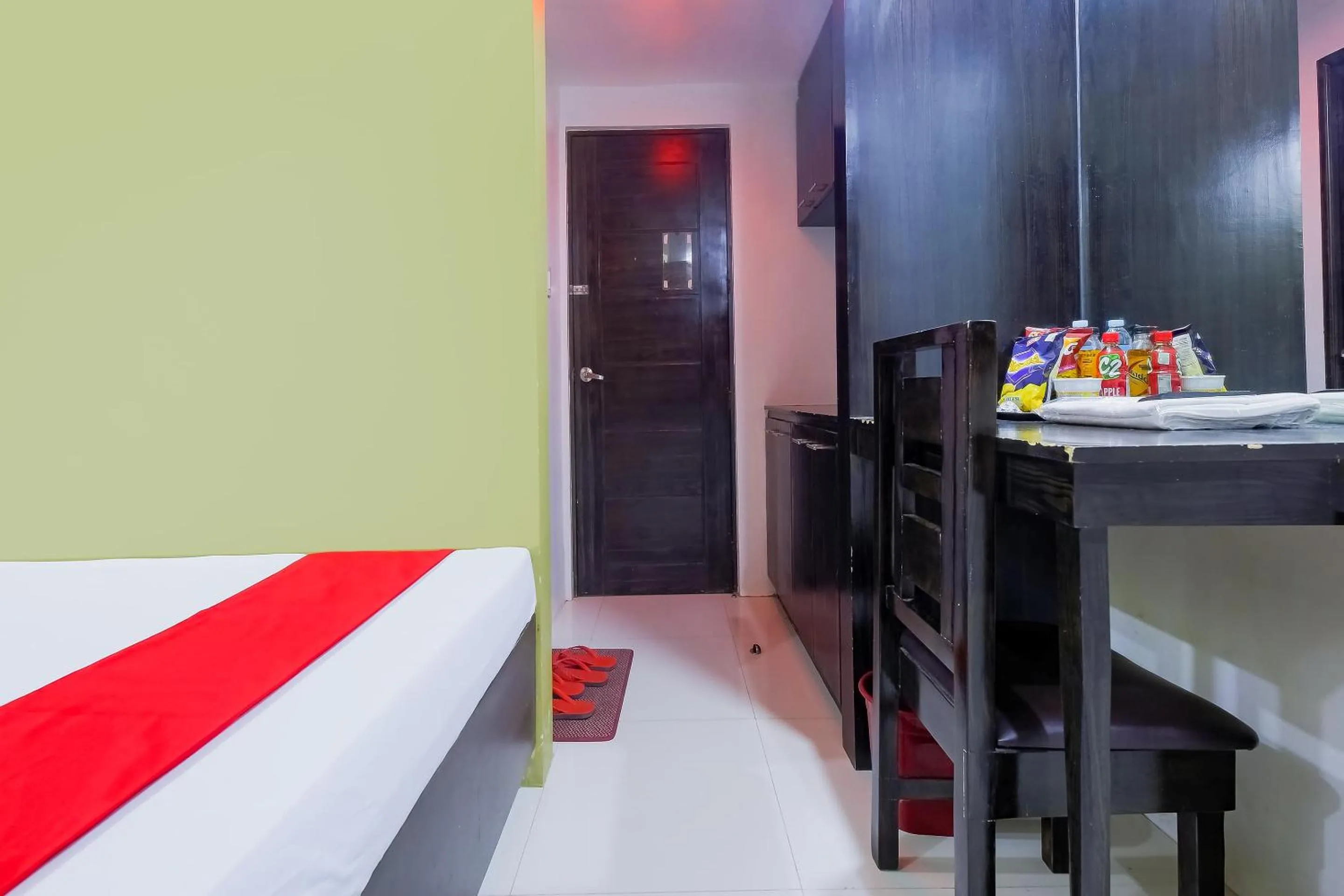 Facade/entrance, Bed in JQV Hotel