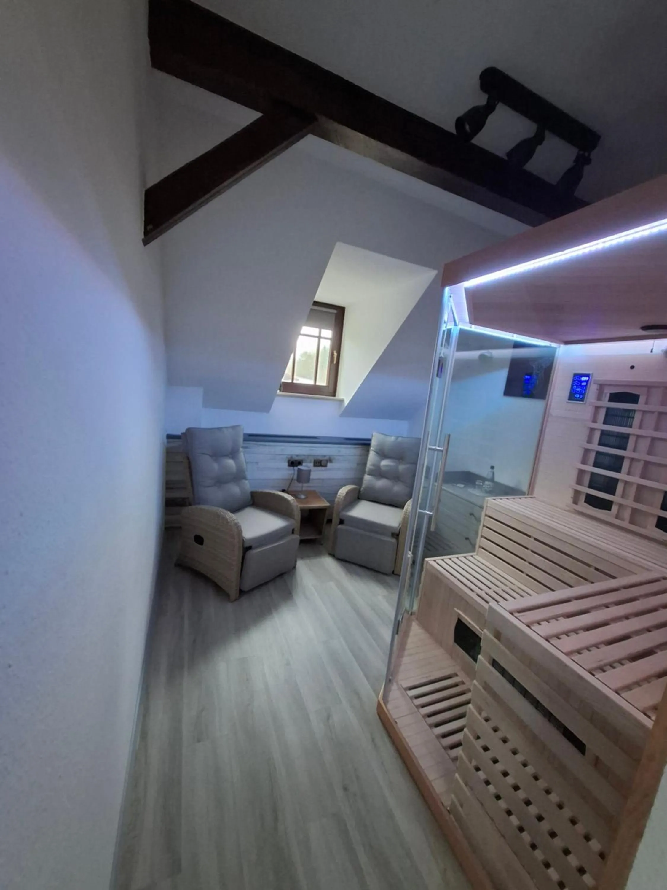 Sauna, Bed in Landhotel Der Distelhof mit Scheunencafé