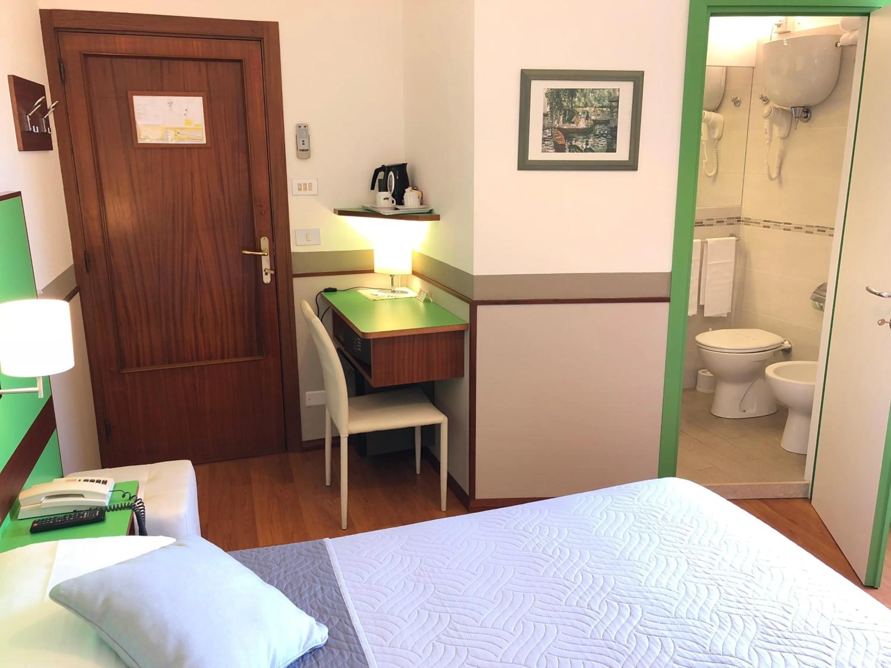 Bathroom, Bed in Hotel Signa