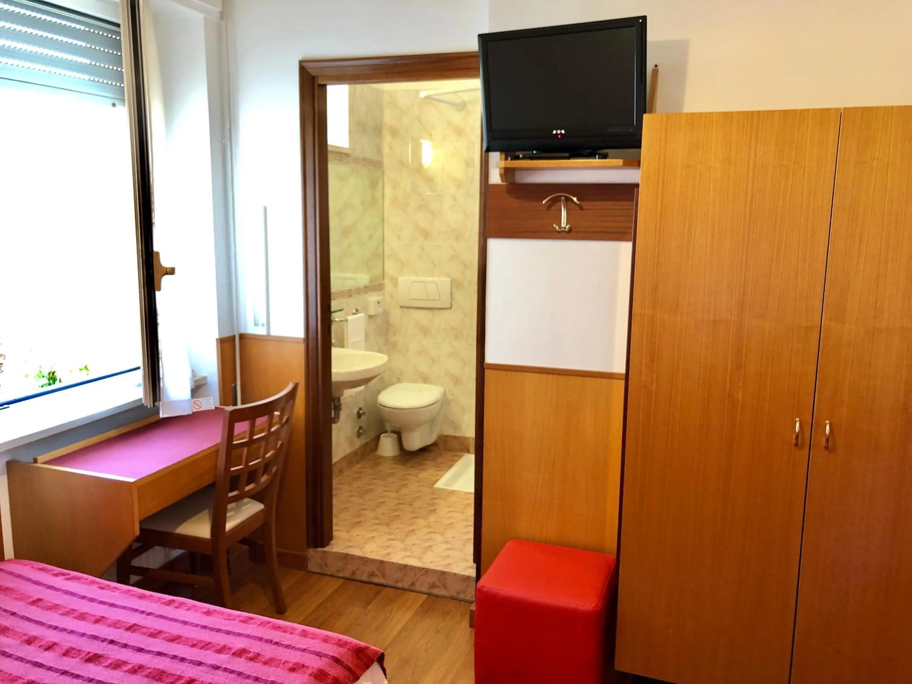 Bathroom, Bed in Hotel Signa