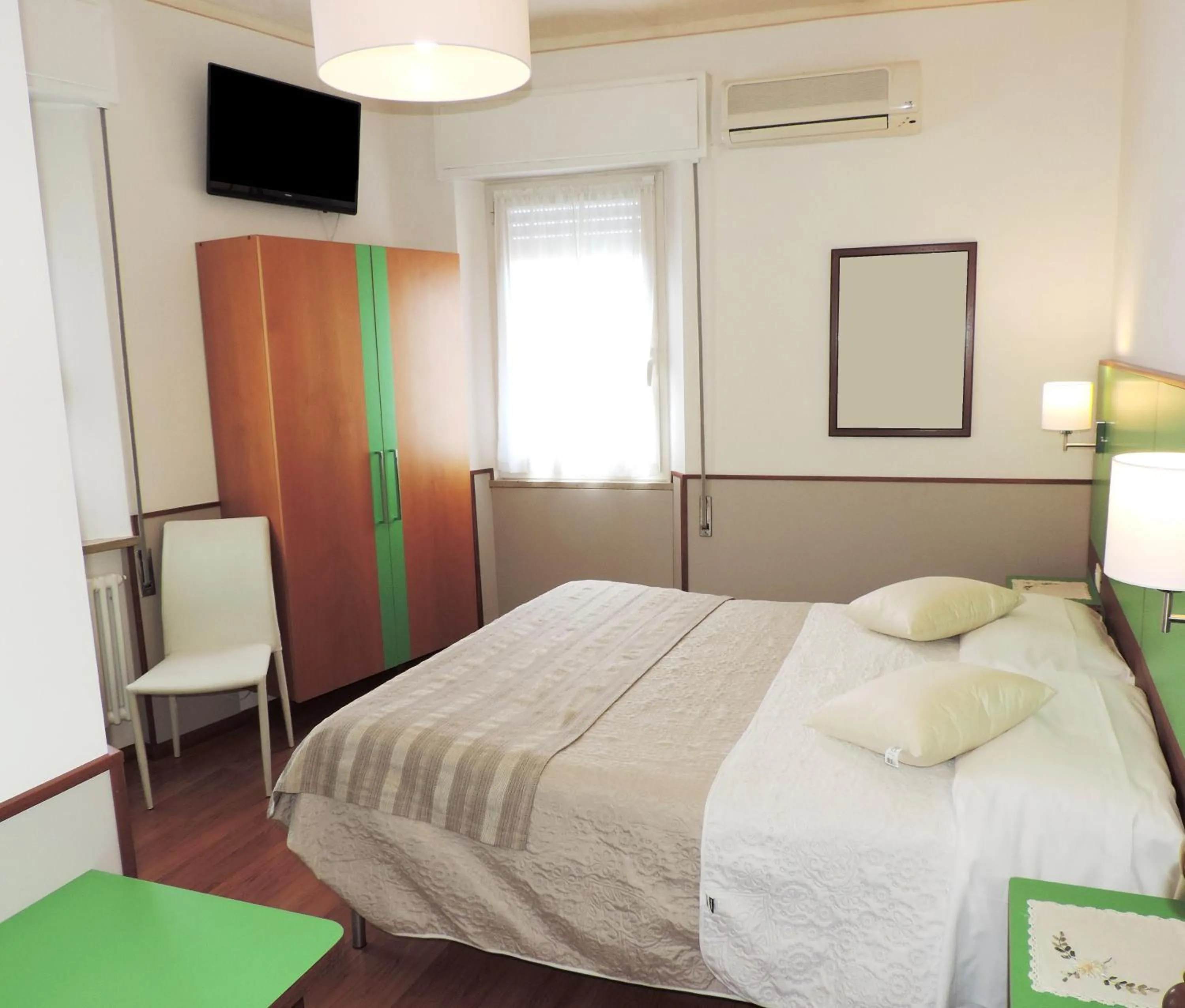 Photo of the whole room, Bed in Hotel Signa