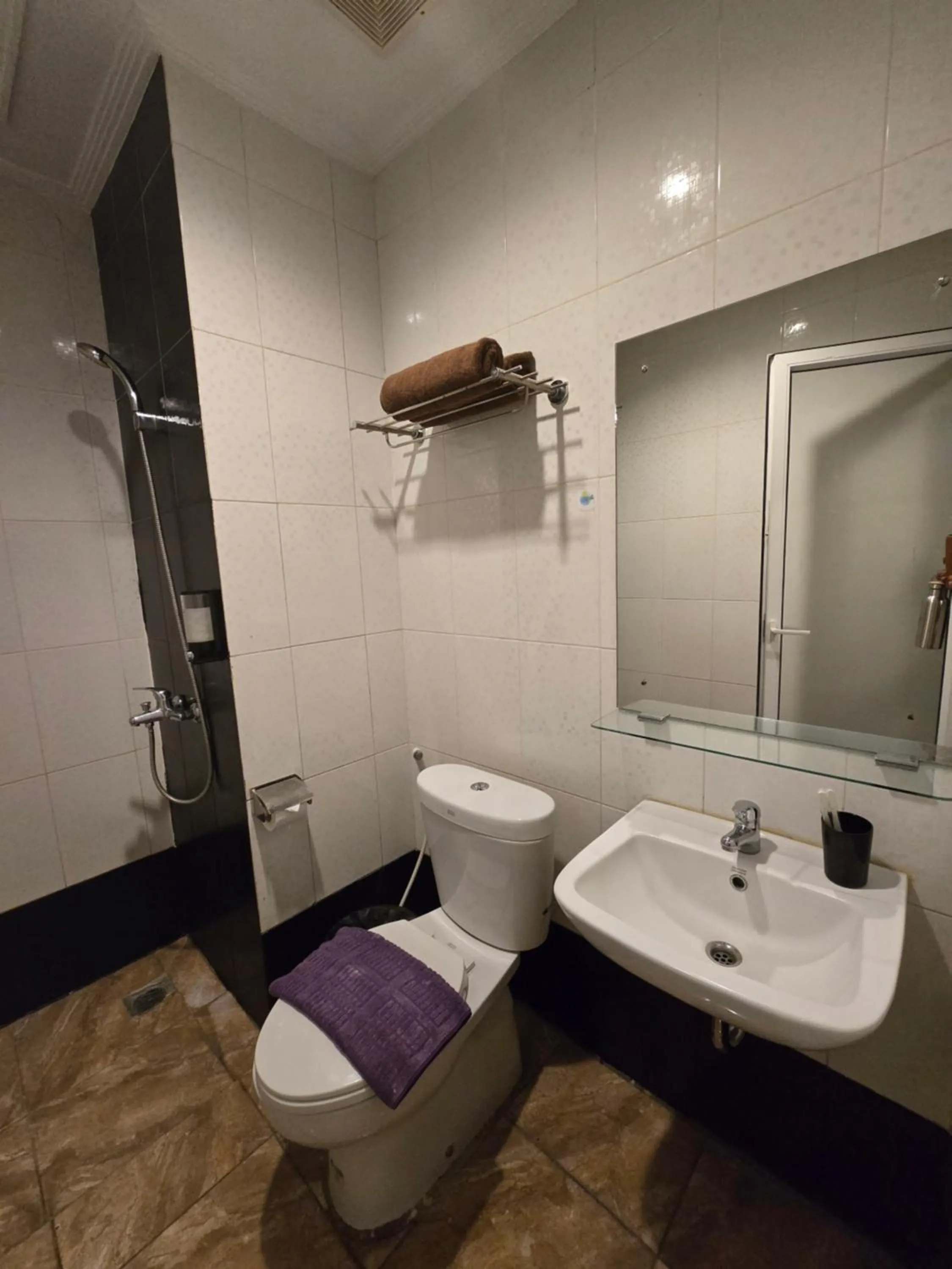 Toilet in Marilyn Hotel Serpong