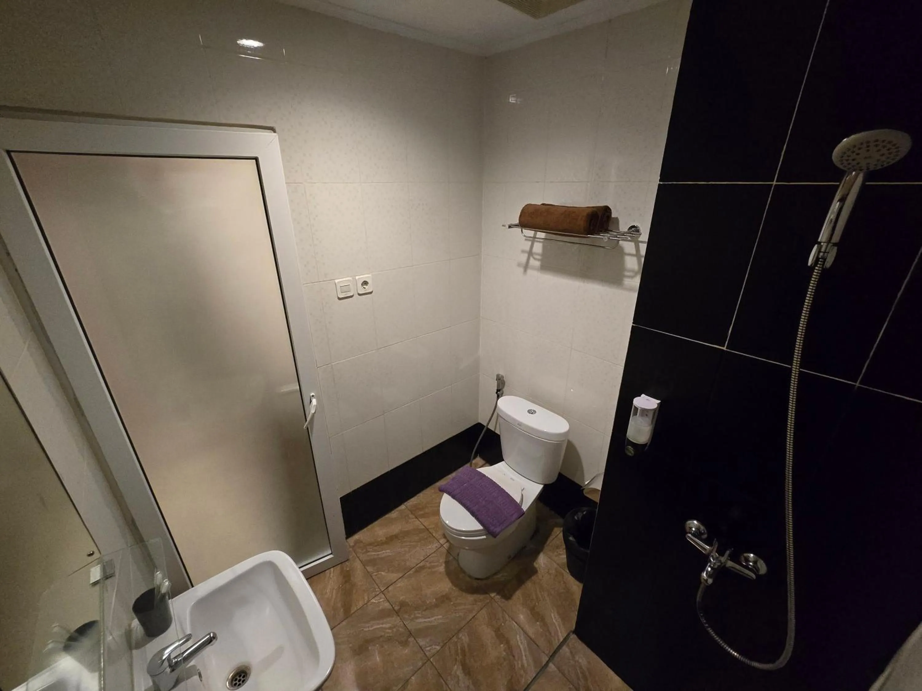 Toilet in Marilyn Hotel Serpong